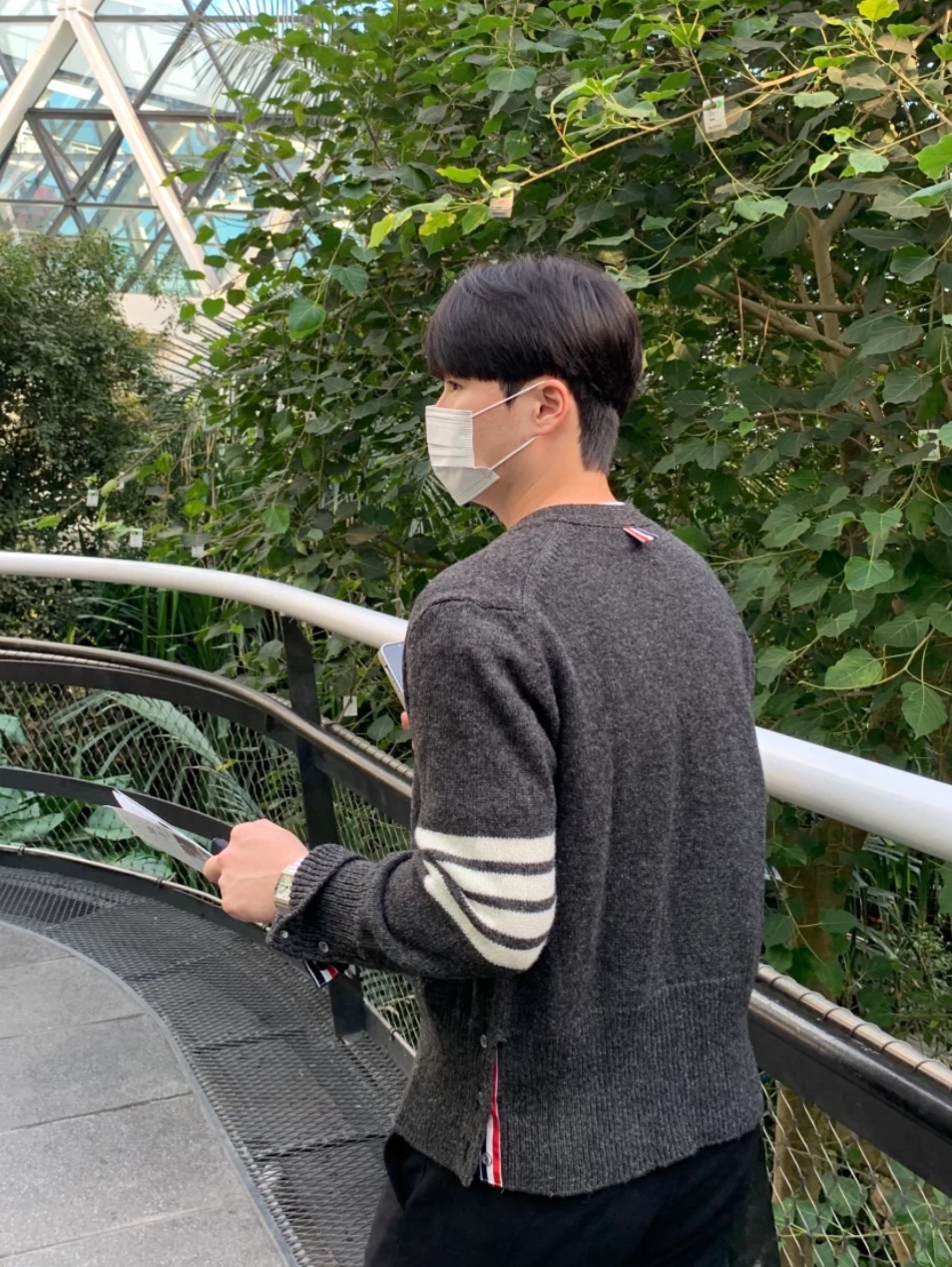 Thom Browne Open Raschel Stitch 4-Bar V-Neck Cardigan Navy, Thom Browne Sustainable Fine Merino Wool 4-Bar Classic Cardigan Medium Grey 착용 스타일 - 3