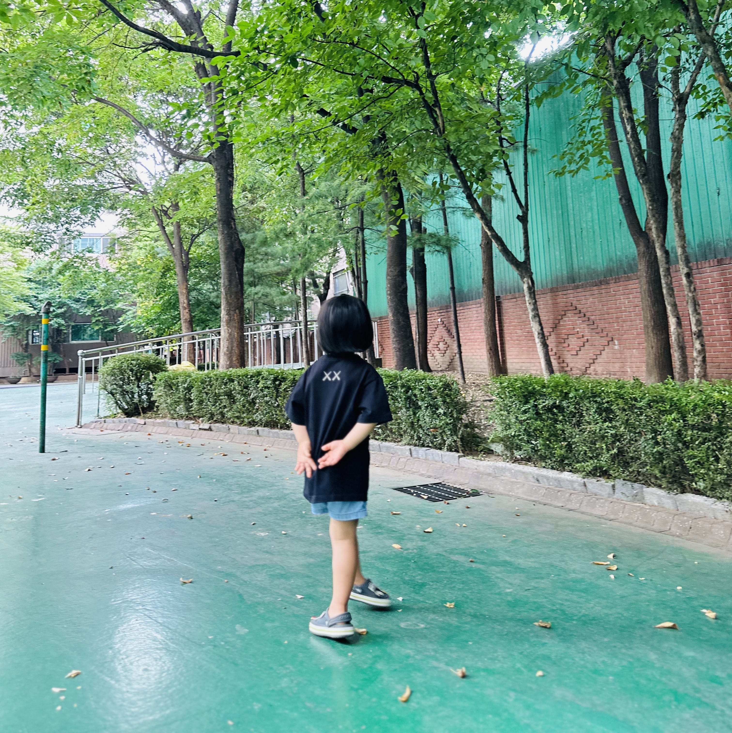 (Kids) Uniqlo UT x Kaws Short Sleeve Graphic T-Shirt Black, (Kids) Crocs Bayaband Clog Slate Grey Lime Punch 착용 스타일 - 4