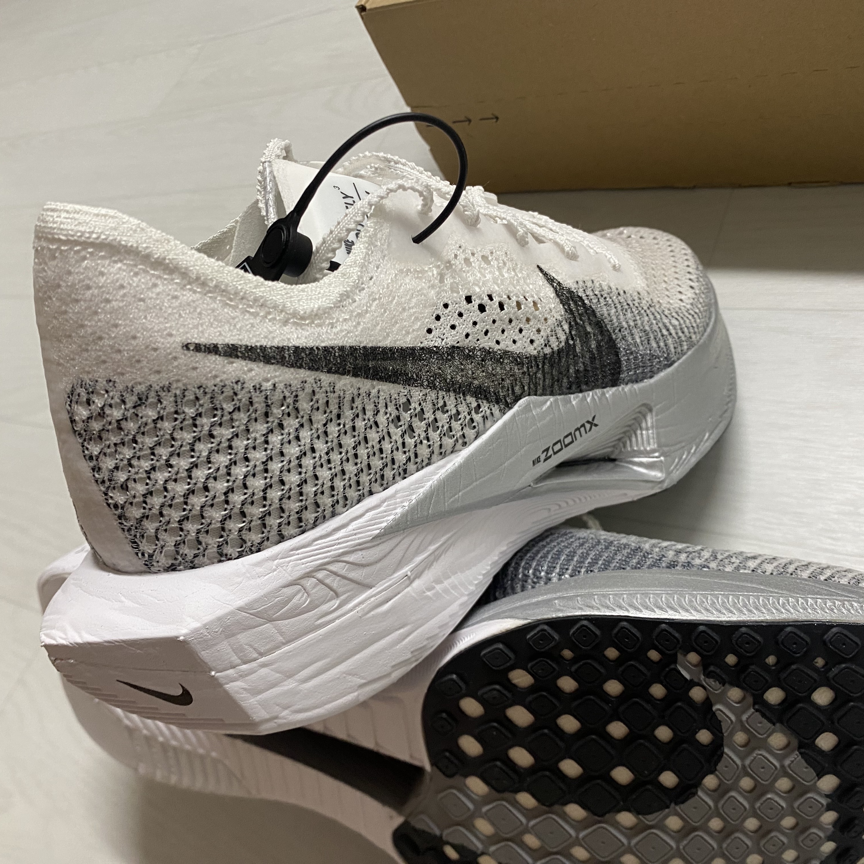 Nike ZoomX Vaporfly Next% 3 White Grey 착용 스타일 - 5