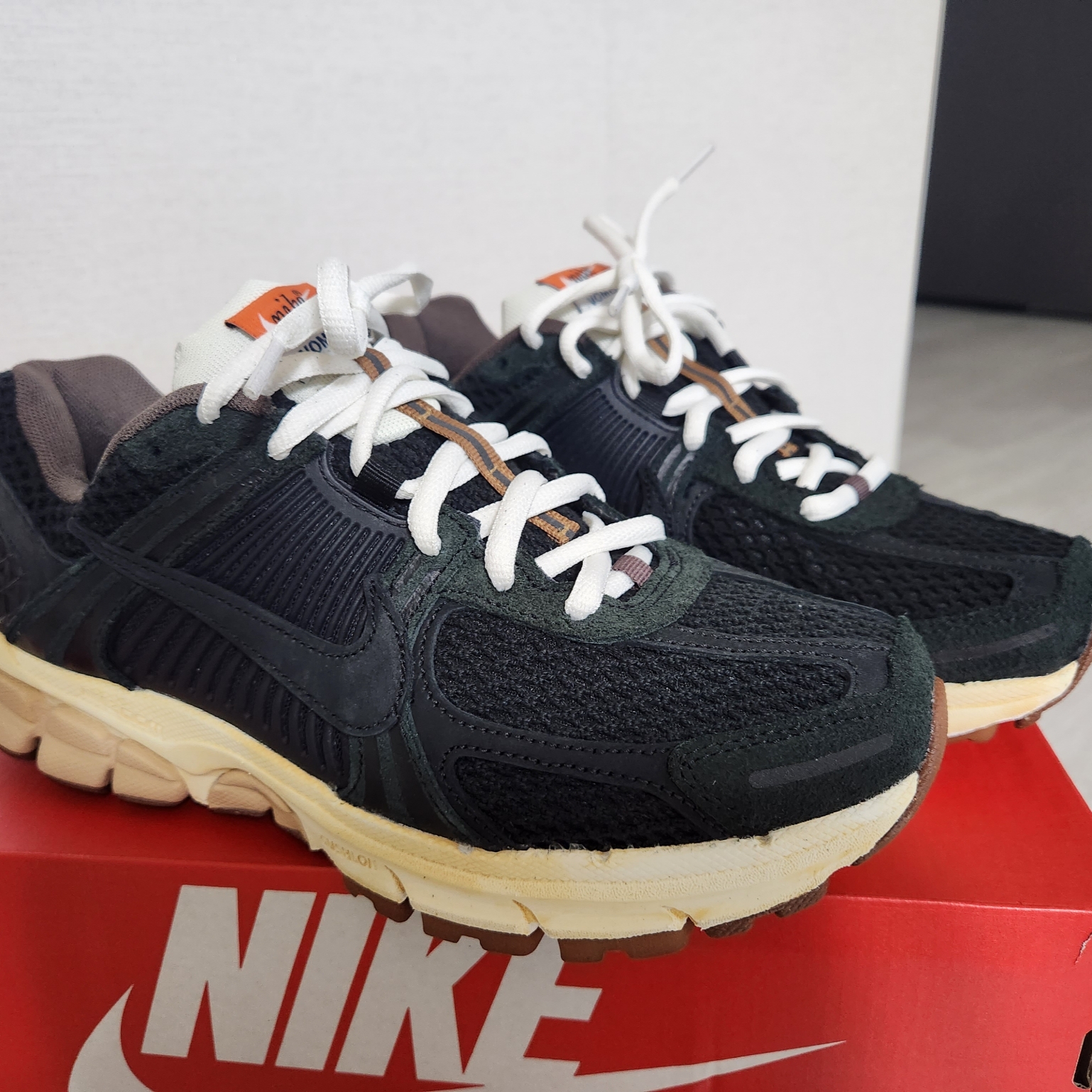 (W) Nike Zoom Vomero 5 Black 착용 스타일 - 1