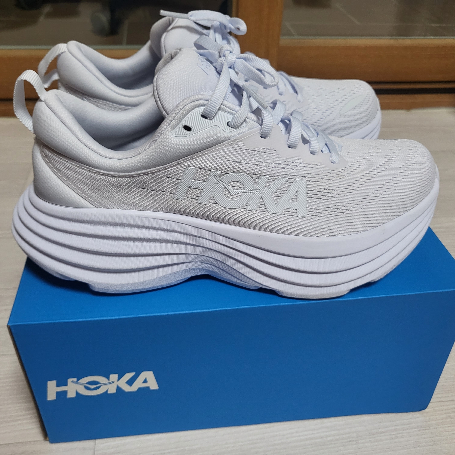 (W) Hoka Bondi 8 White - Regular 착용 스타일