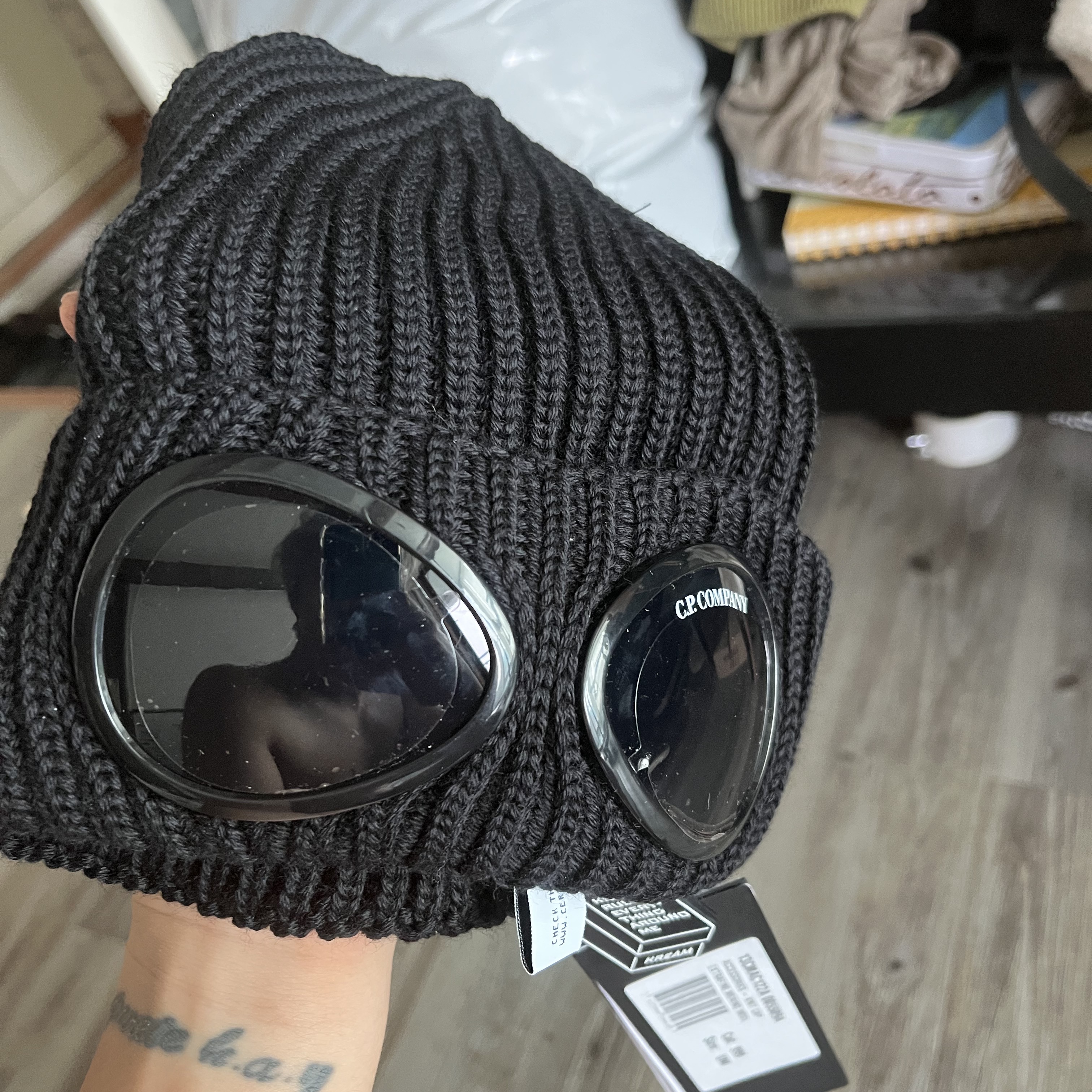 C.P. Company Extra Fine Merino Wool Goggle Beanie Black 착용 스타일