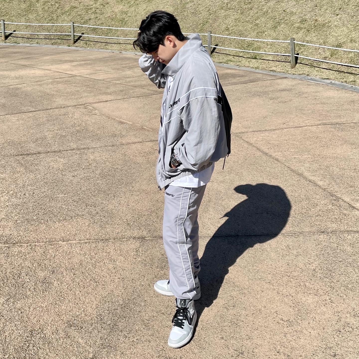 Jordan 1 Mid Light Smoke Grey 착용 스타일