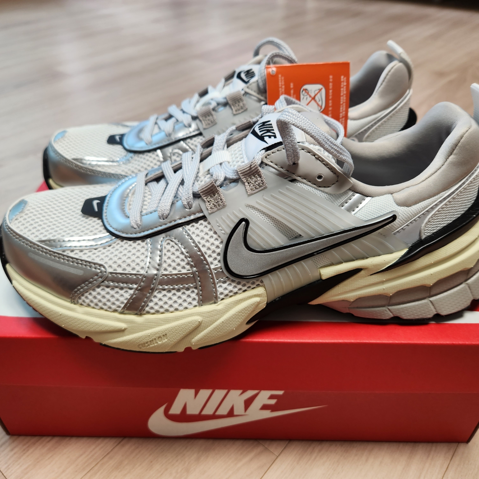 Nike V2K Run Summit White Metallic Silver 착용 스타일 - 2