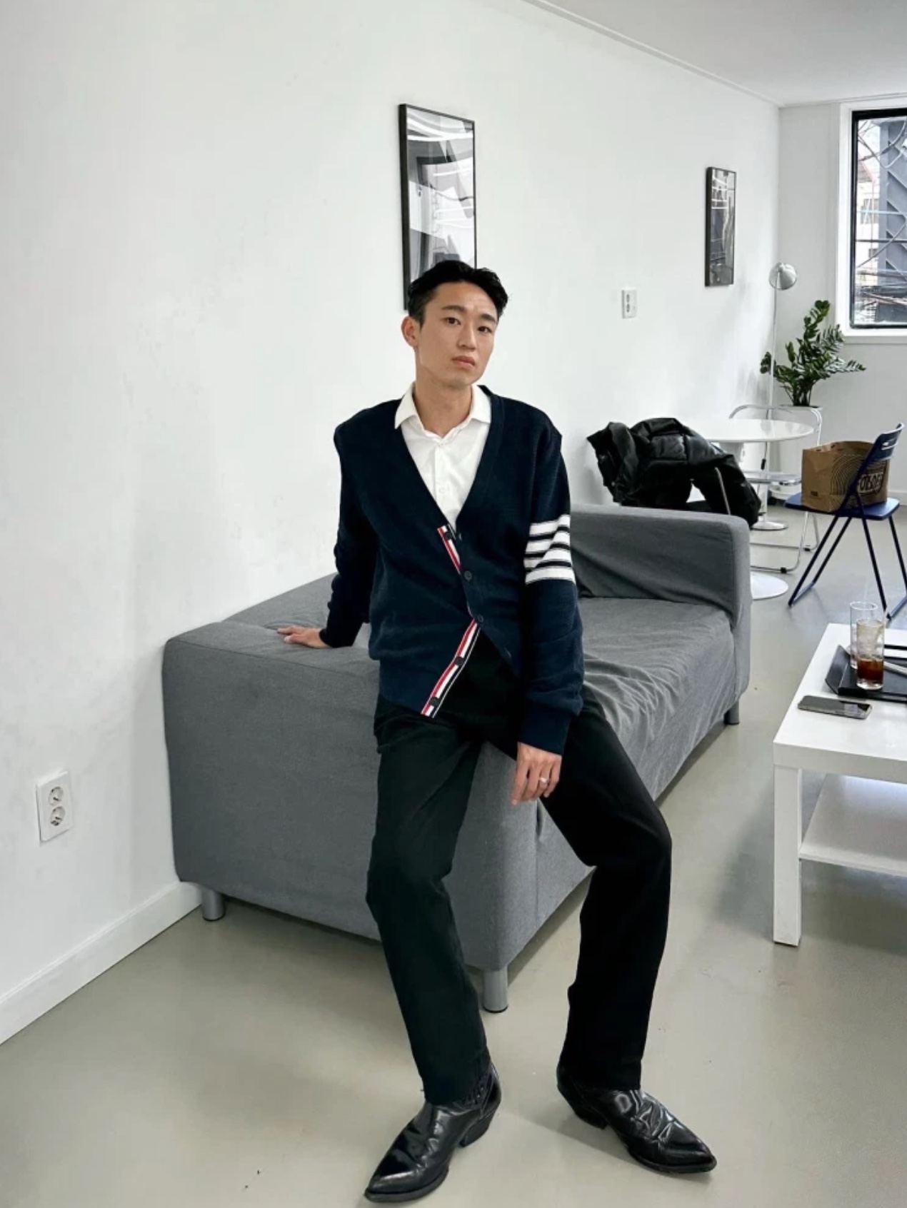 Thom Browne Open Raschel Stitch 4-Bar V-Neck Cardigan Navy, Thom Browne Sustainable Fine Merino Wool 4-Bar Classic Cardigan Medium Grey 착용 스타일 - 2