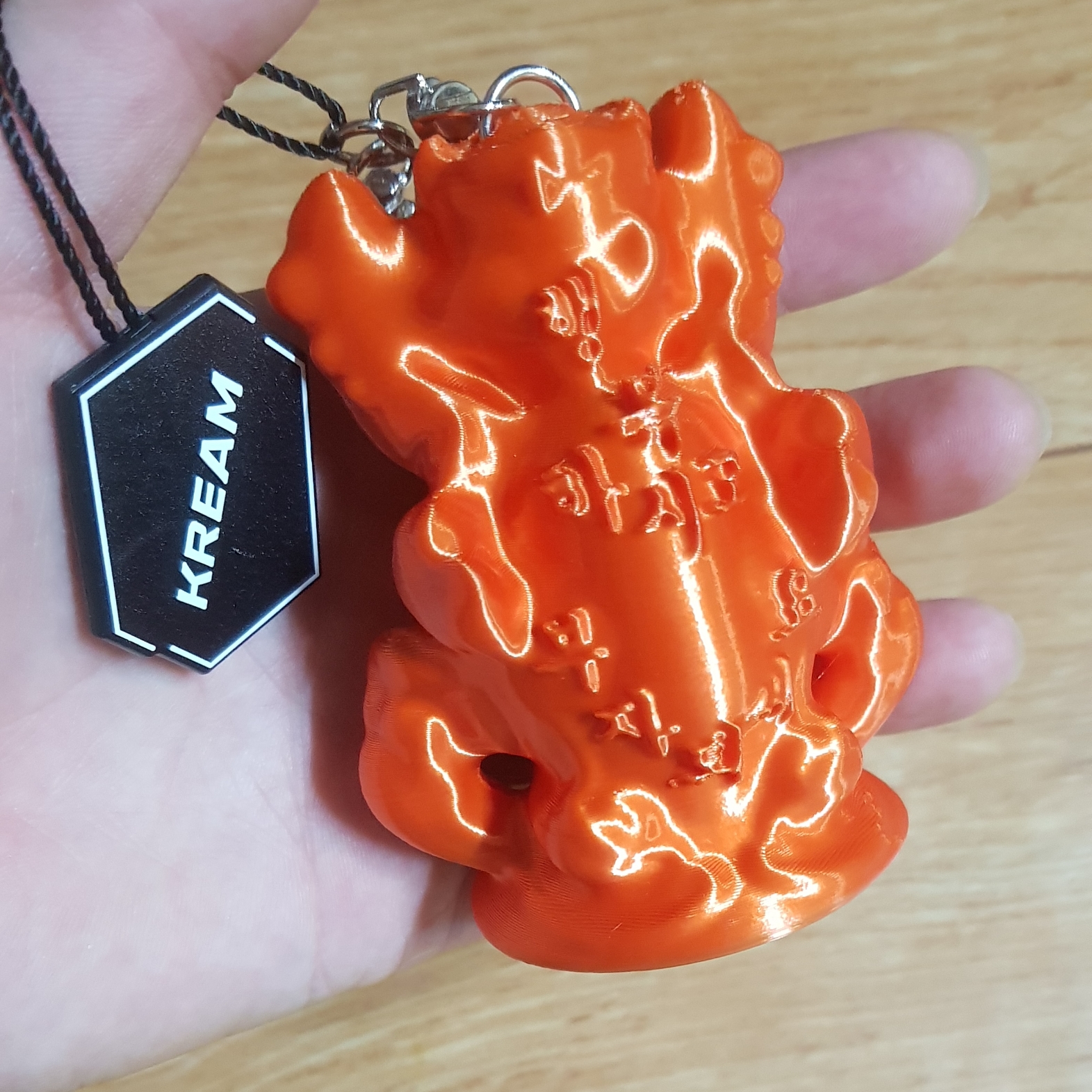 Darkr8m Studio x Surin Keyring Red 착용 스타일 - 2