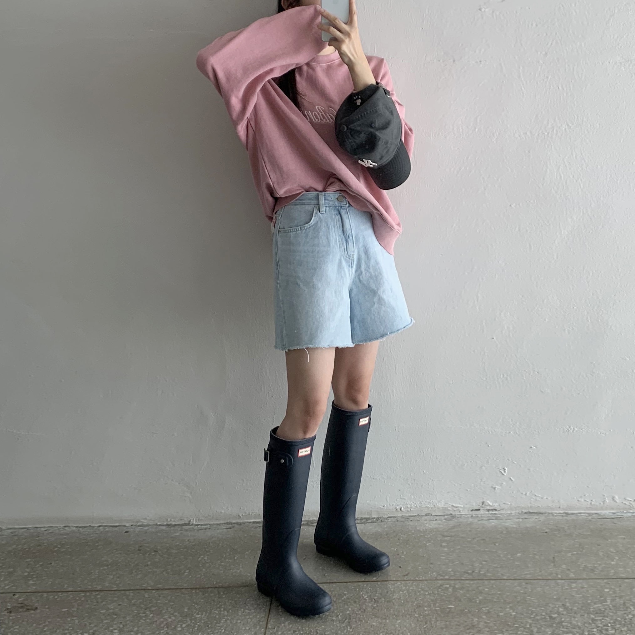 (W) Hunter Original Tall Rain Boots Navy 착용 스타일 - 1