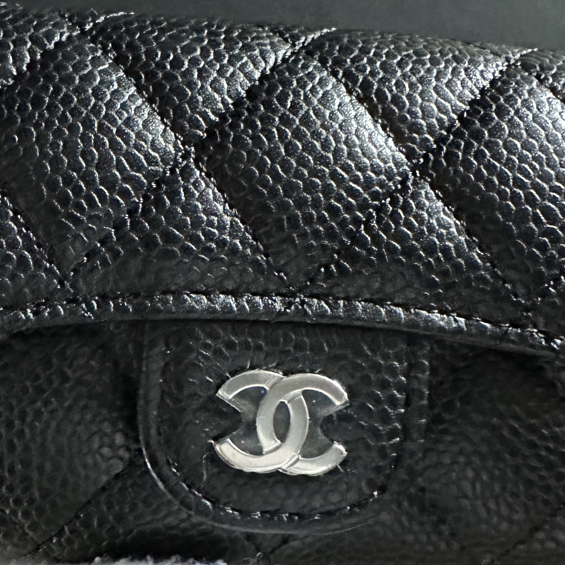 Chanel Classic Card Holder Grained Calfskin & Silver Black 착용 스타일 - 2