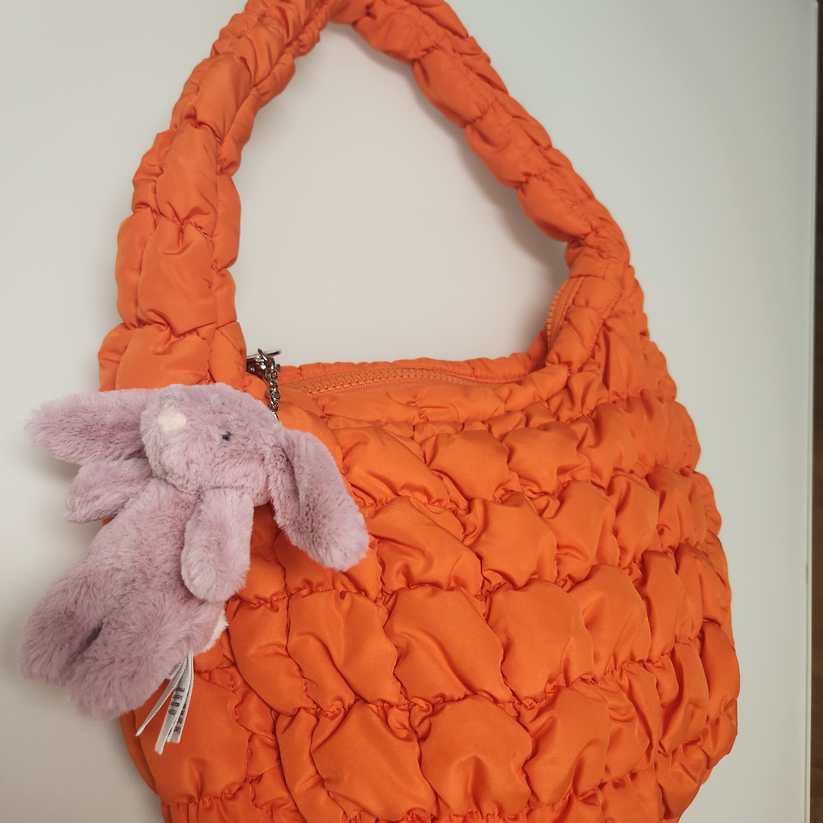 Jellycat Bashful Bunny Bag Charm Tulip 착용 스타일 - 2
