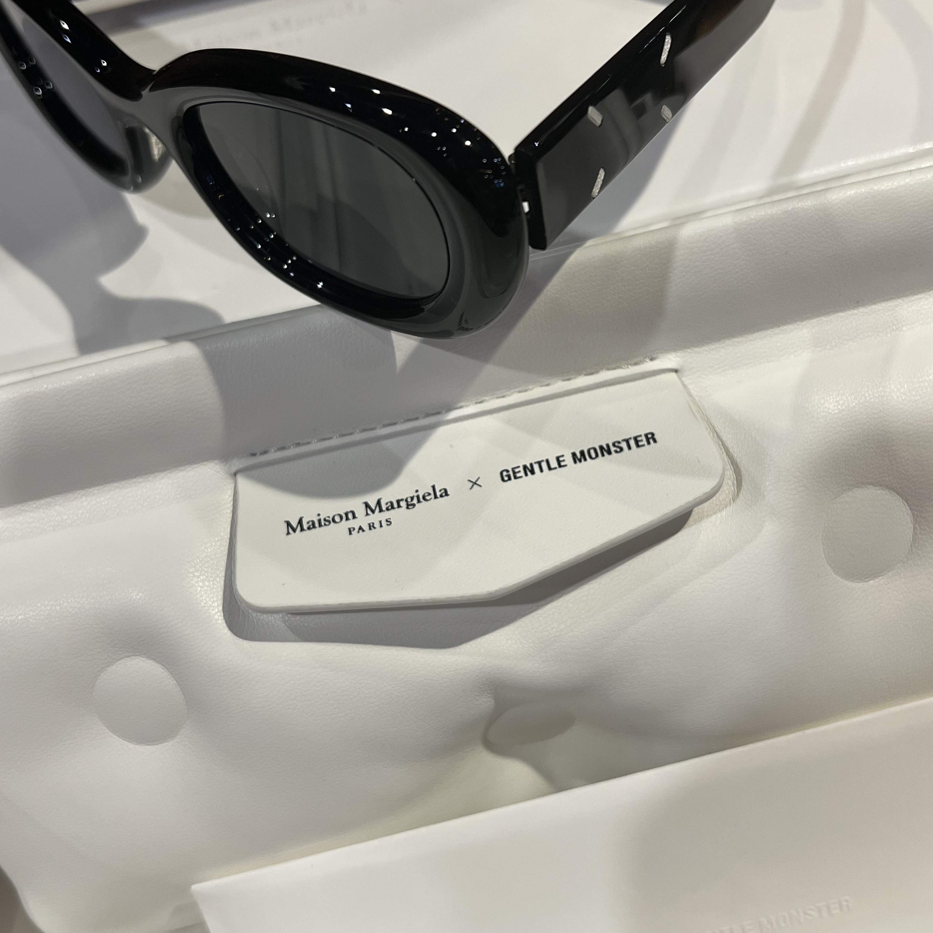 Gentle Monster x Maison Margiela MM004 Black Black 착용 스타일