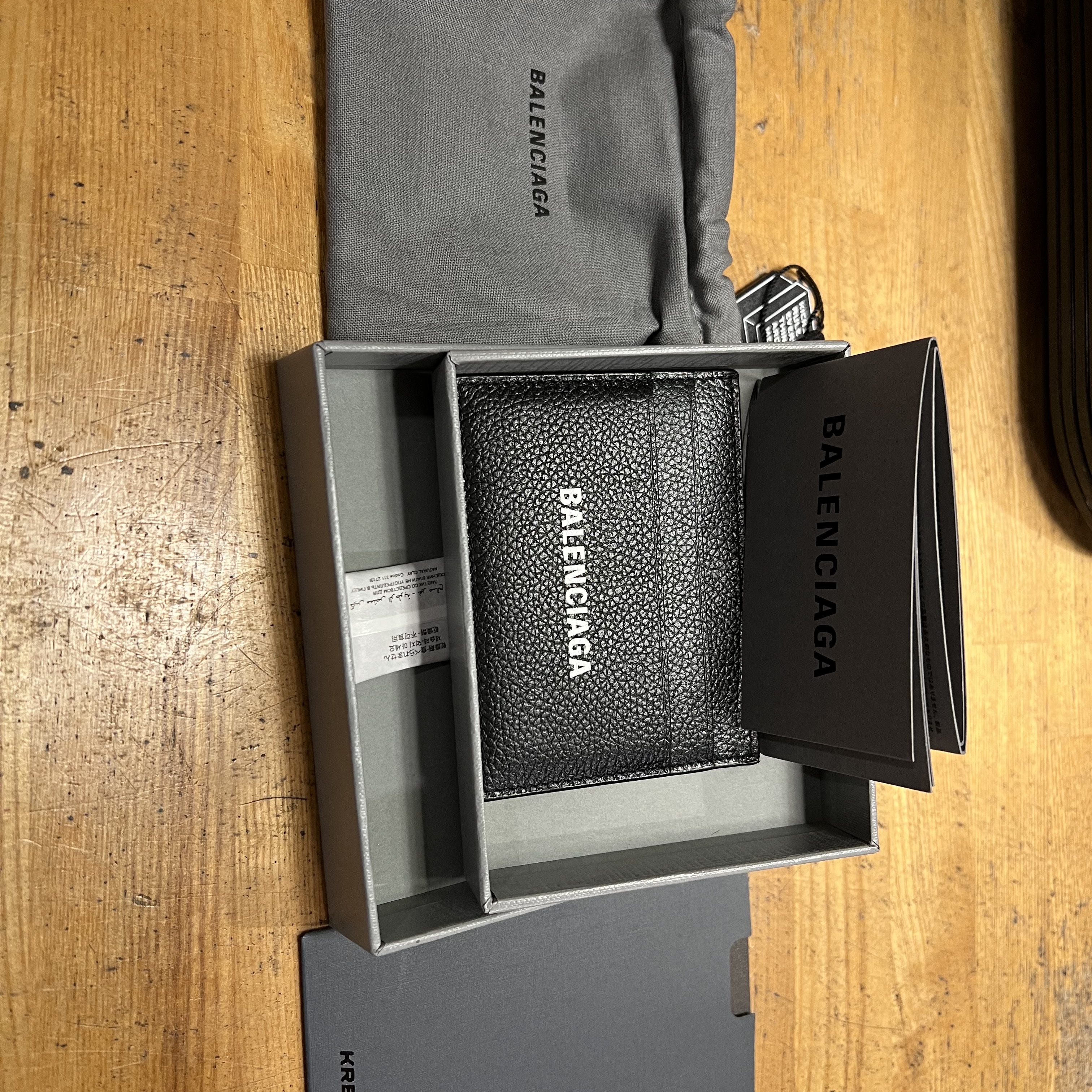 Balenciaga Cash Card Holder Black 착용 스타일