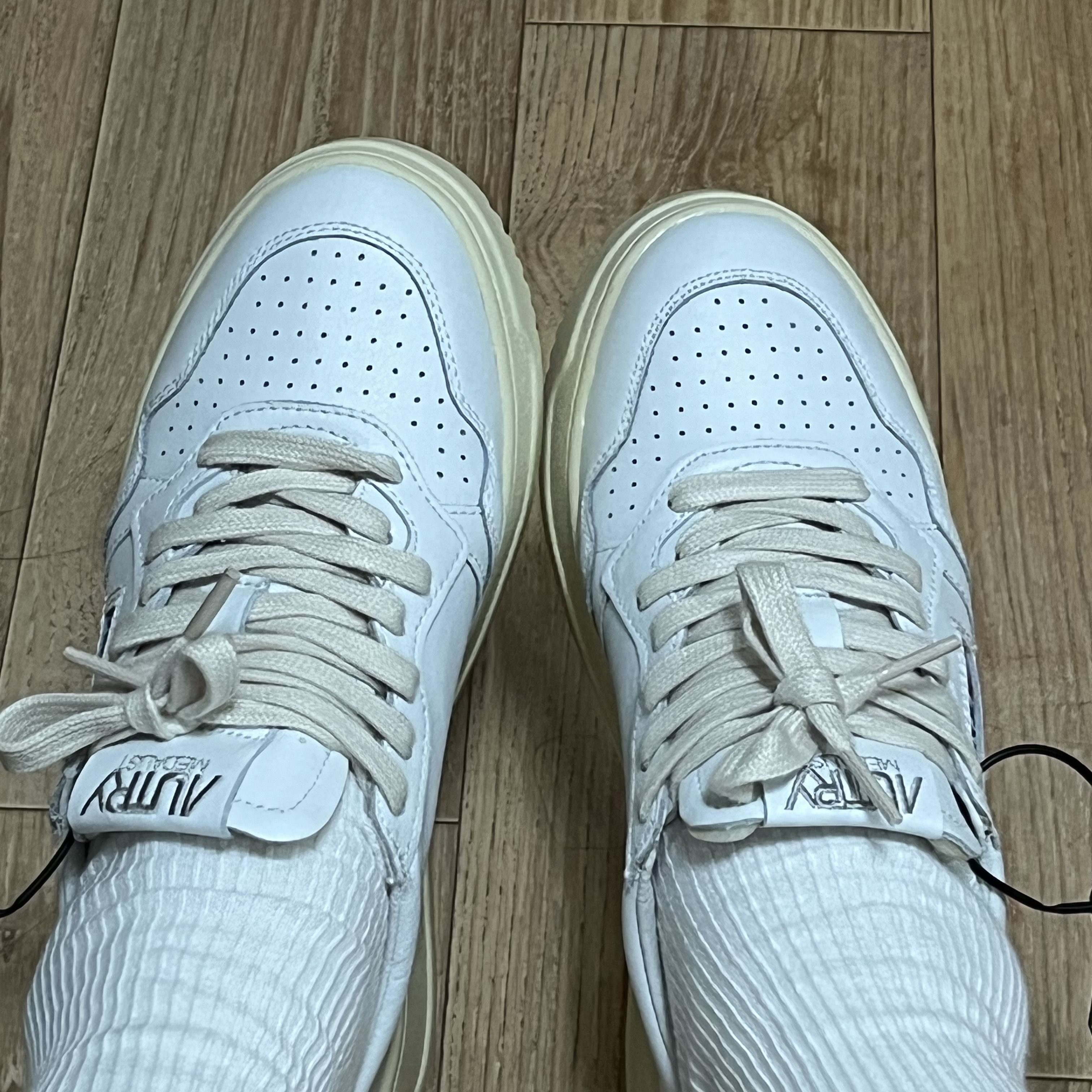 (W) Autry Medalist Low Leather Sneakers White Black 착용 스타일