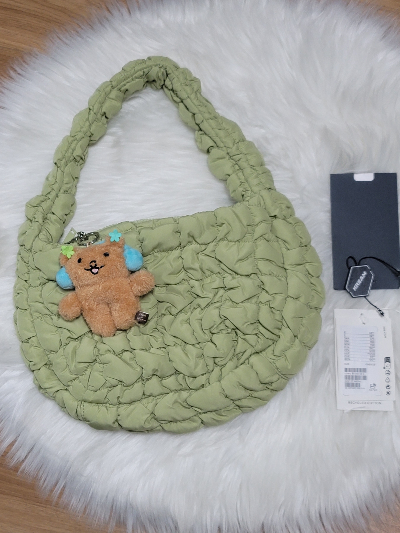 COS Quilted Mini Bag Light Green 착용 스타일 - 1