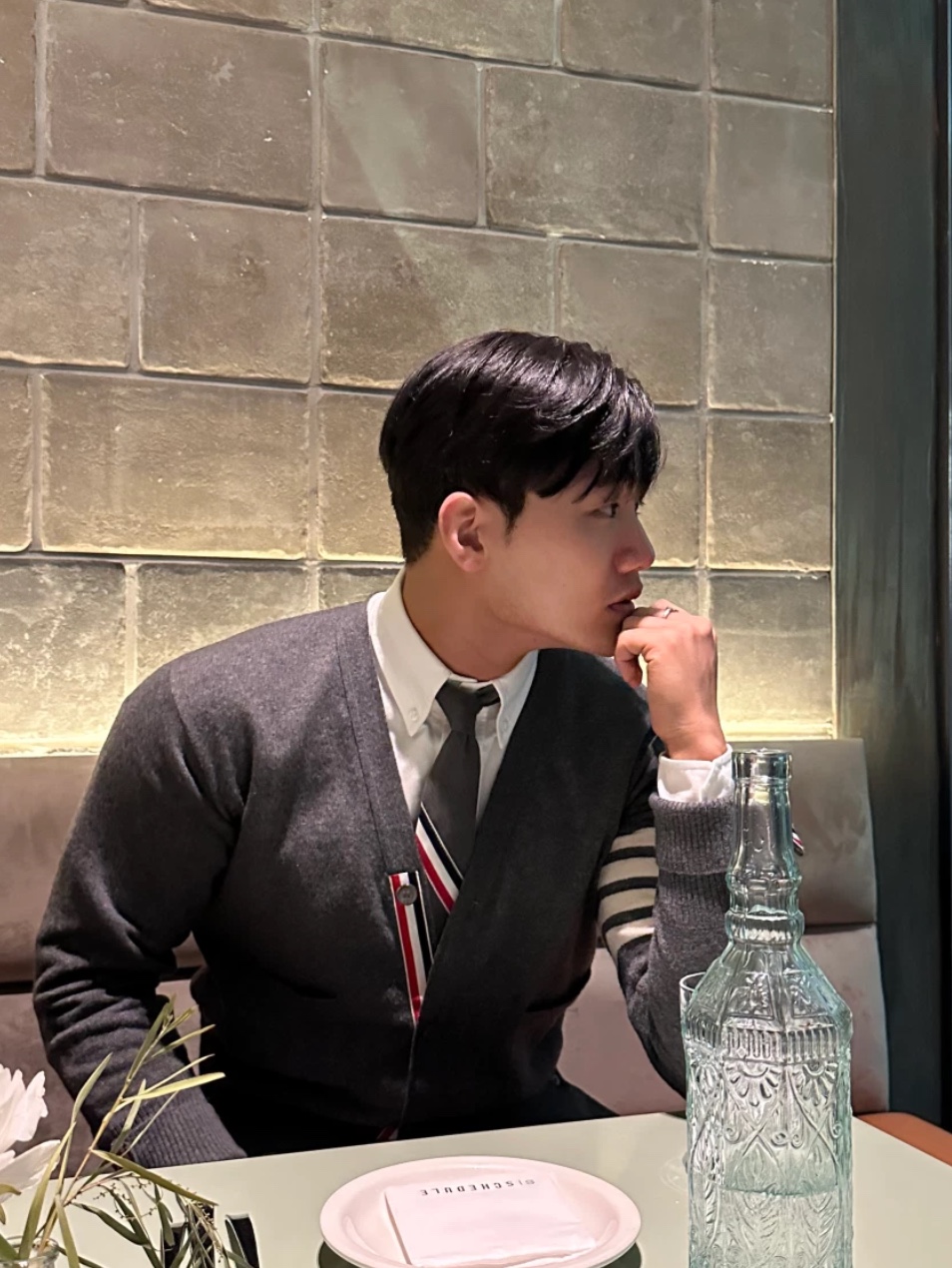 Thom Browne Open Raschel Stitch 4-Bar V-Neck Cardigan Navy, Thom Browne Sustainable Fine Merino Wool 4-Bar Classic Cardigan Medium Grey 착용 스타일 - 4