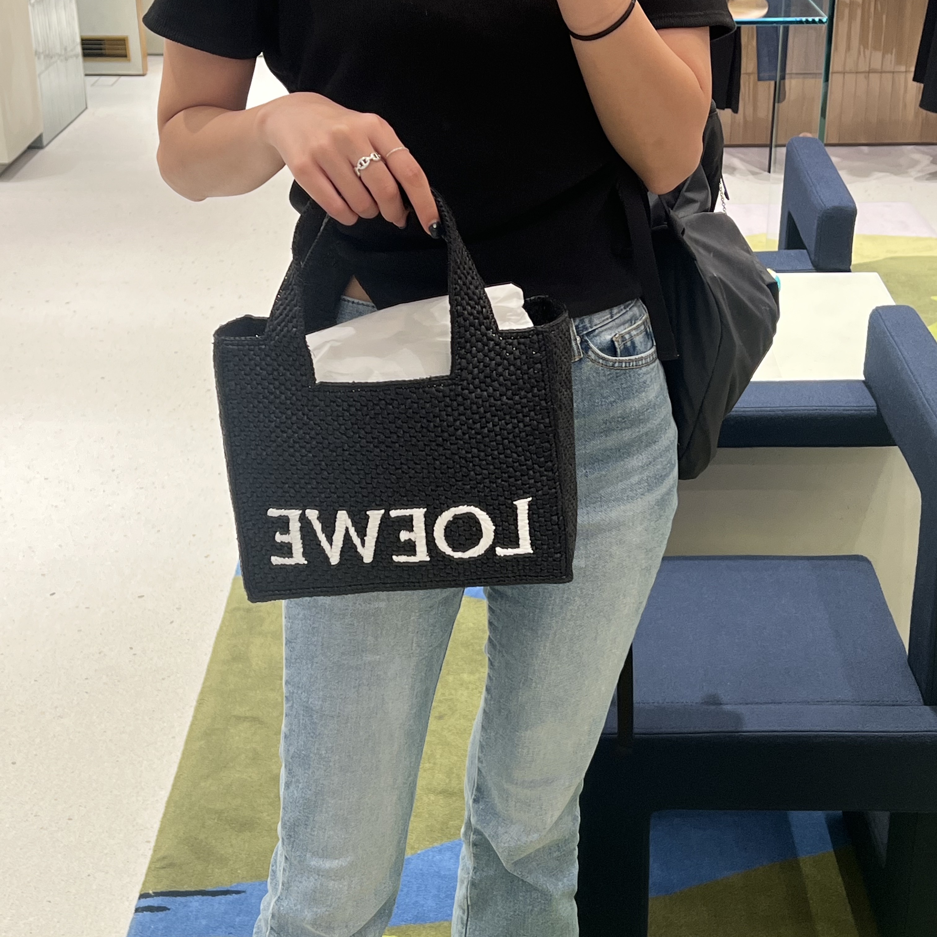 Loewe Small Font Tote Bag in Raffia Black 착용 스타일