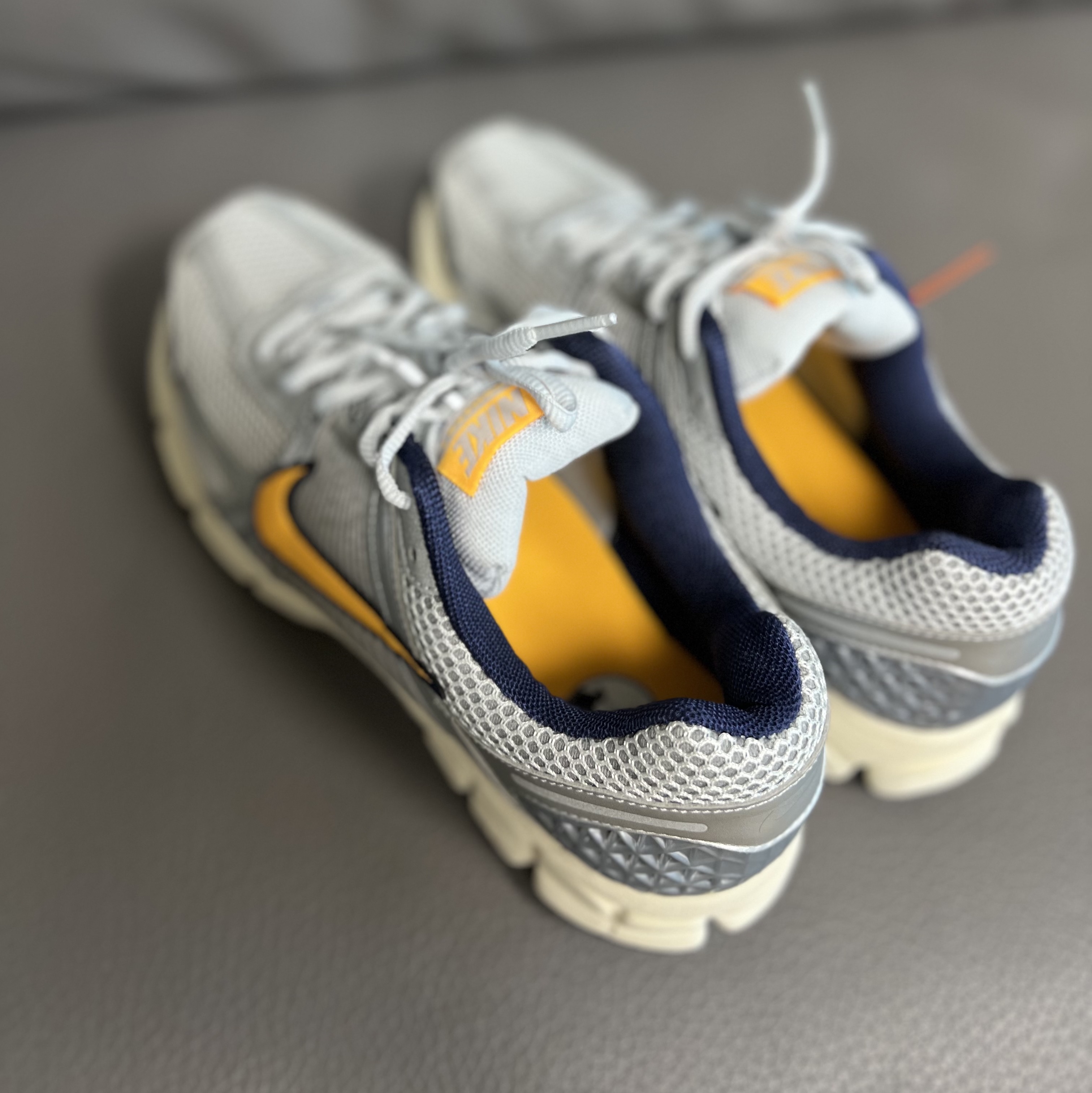 Nike Zoom Vomero 5 Pure Platinum and Laser Orange 착용 스타일