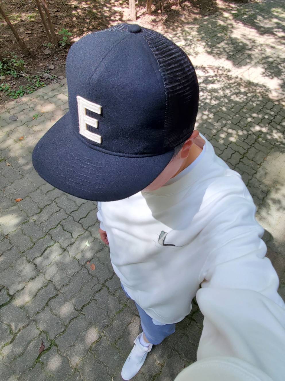 (W) Jordan 1 Sage XX Off White, Uniqlo UT x Kaws Long Sleeve Sweatshirt Off White 착용 스타일 - 2