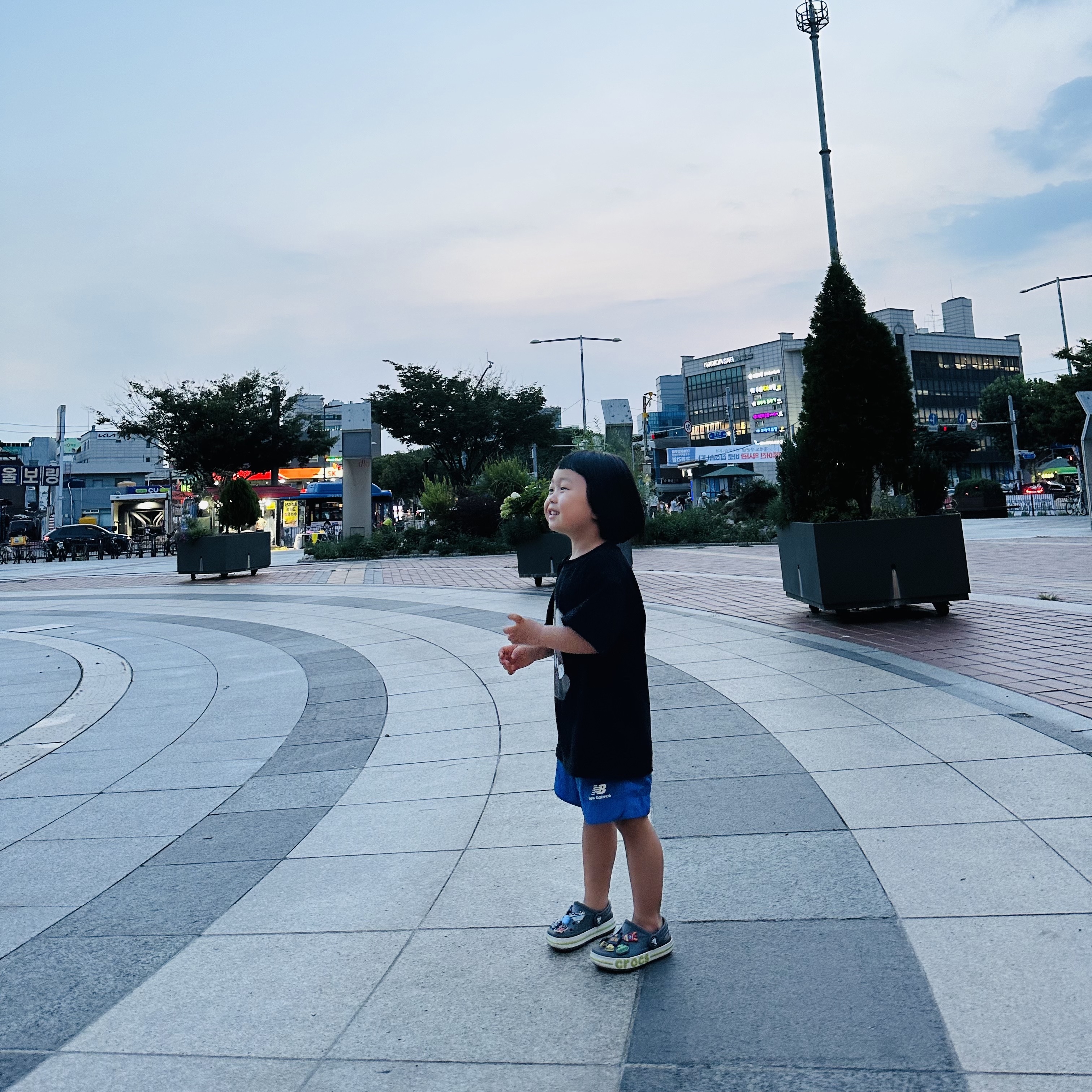(Kids) Uniqlo UT x Kaws Short Sleeve Graphic T-Shirt Black, (Kids) Crocs Bayaband Clog Slate Grey Lime Punch 착용 스타일 - 5