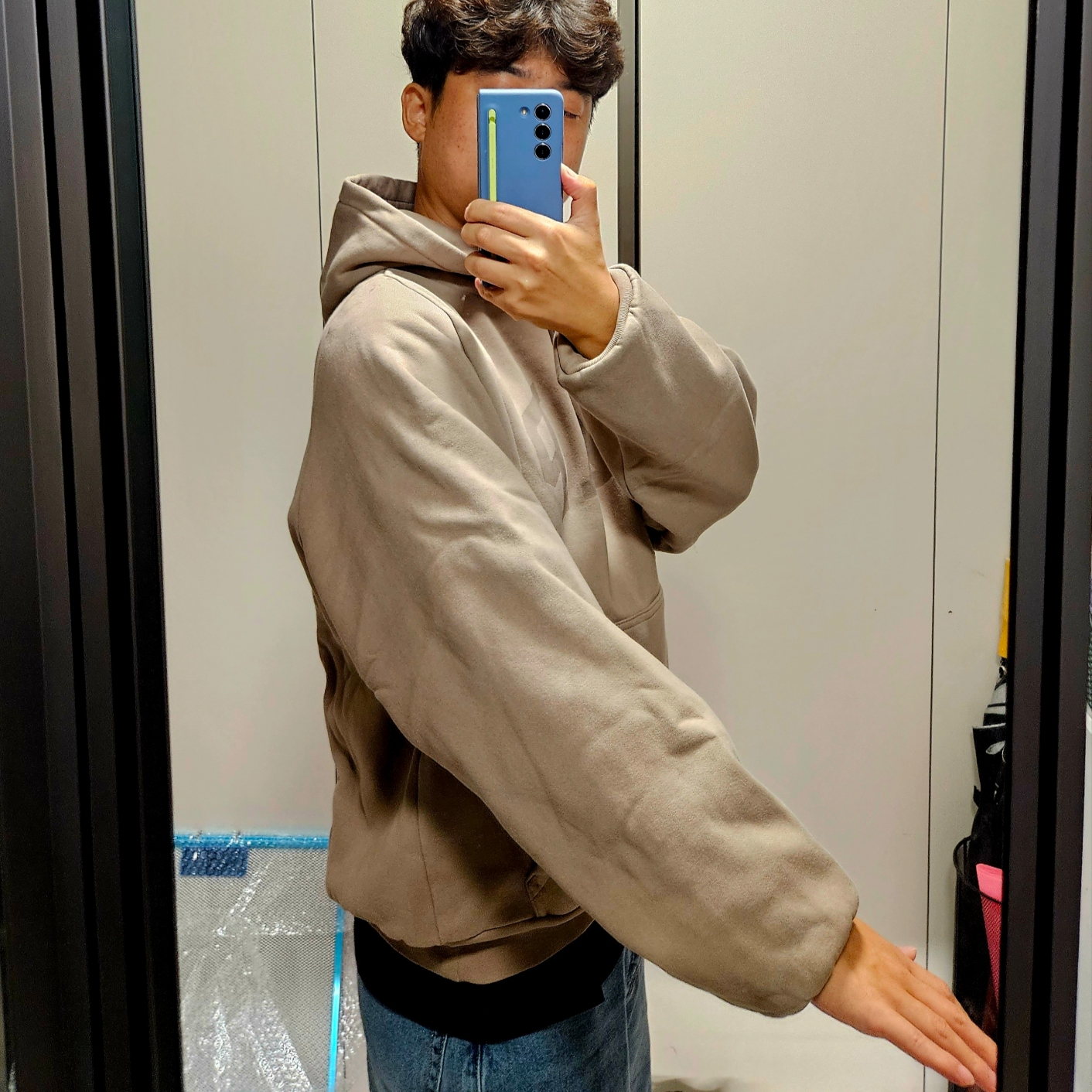 Yeezy Gap Engineered By Balenciaga Dove Shrunken Hoodie Beige 착용 스타일 - 2