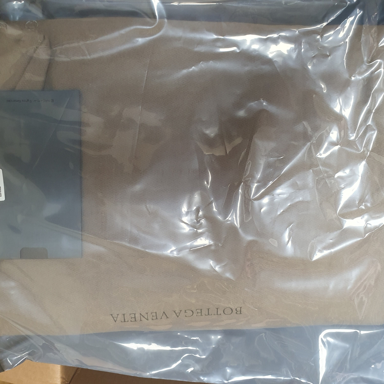 Bottega Veneta Intrecciato Strap Clutch Grey 착용 스타일 - 1