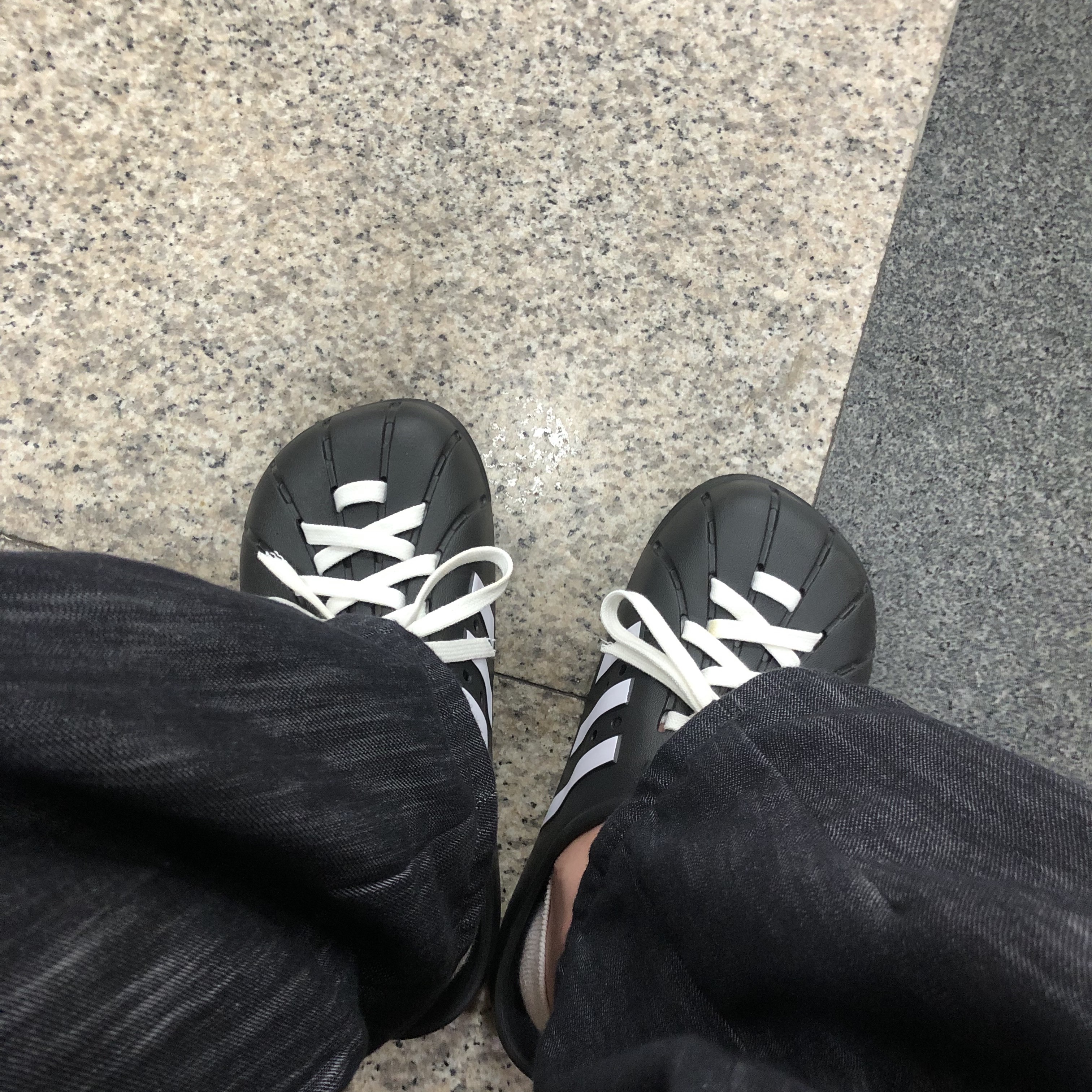 Adidas Adilette Clog Black White 착용 스타일