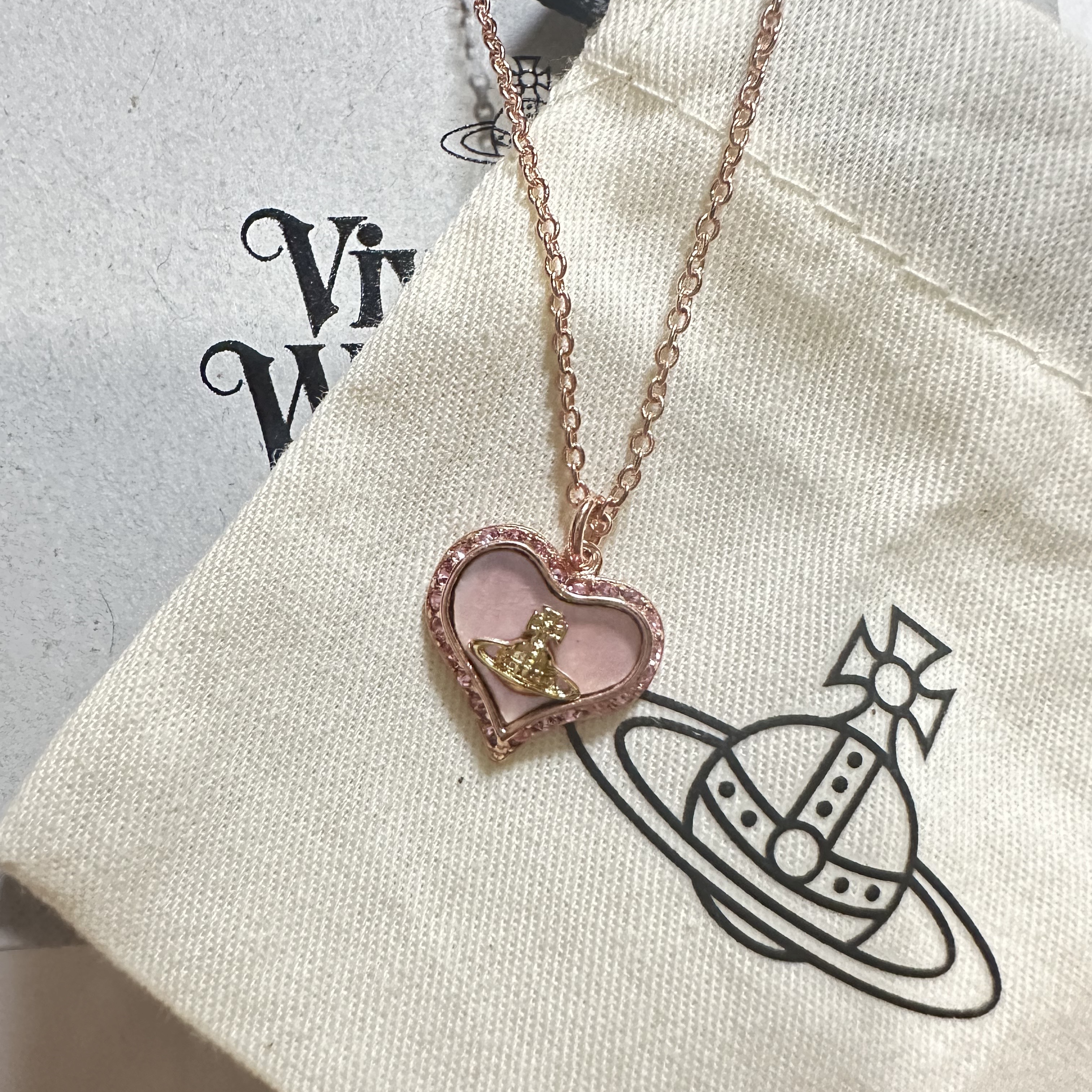 Vivienne Westwood Petra Necklace Pink Gold 착용 스타일 - 1