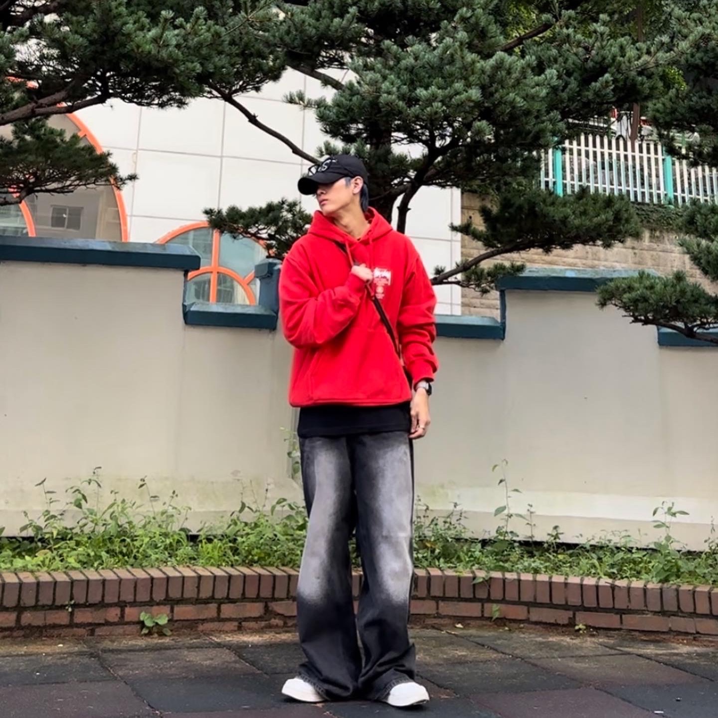 Stussy World Tour Hoodie Red 2022 착용 스타일 - 2