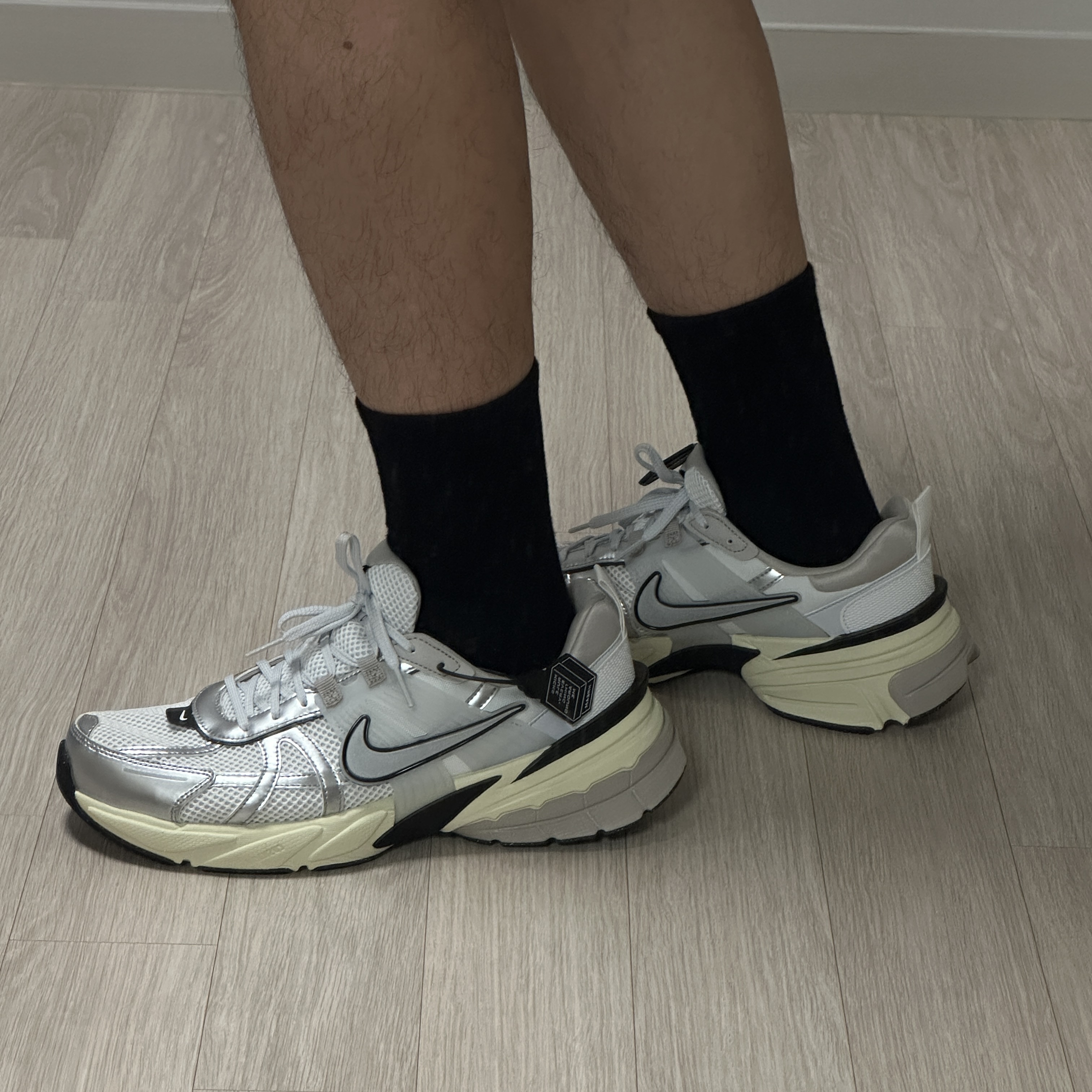 Nike V2K Run Summit White Metallic Silver 착용 스타일 - 2