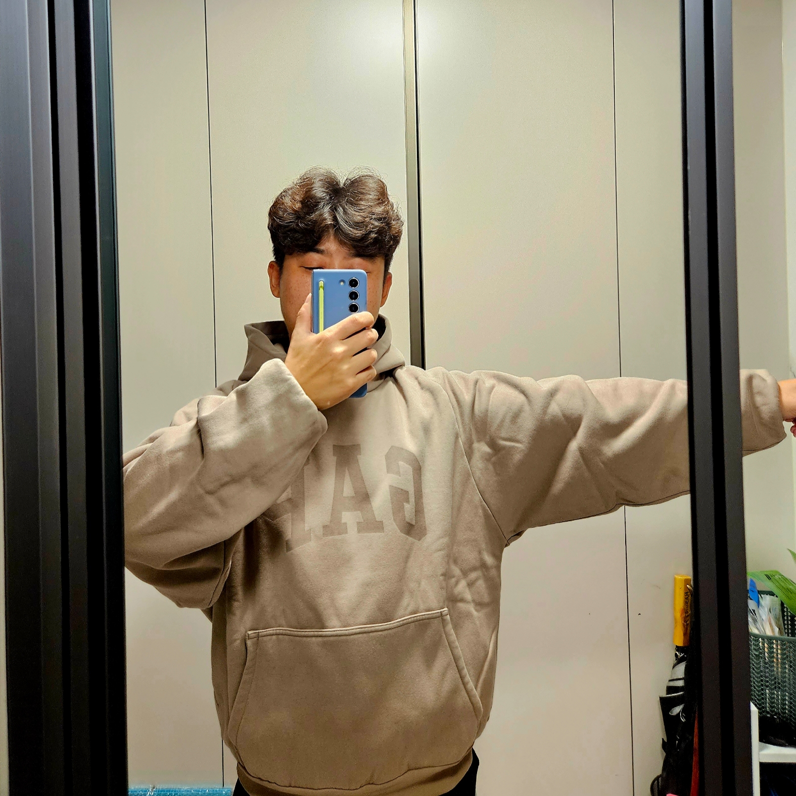 Yeezy Gap Engineered By Balenciaga Dove Shrunken Hoodie Beige 착용 스타일 - 1