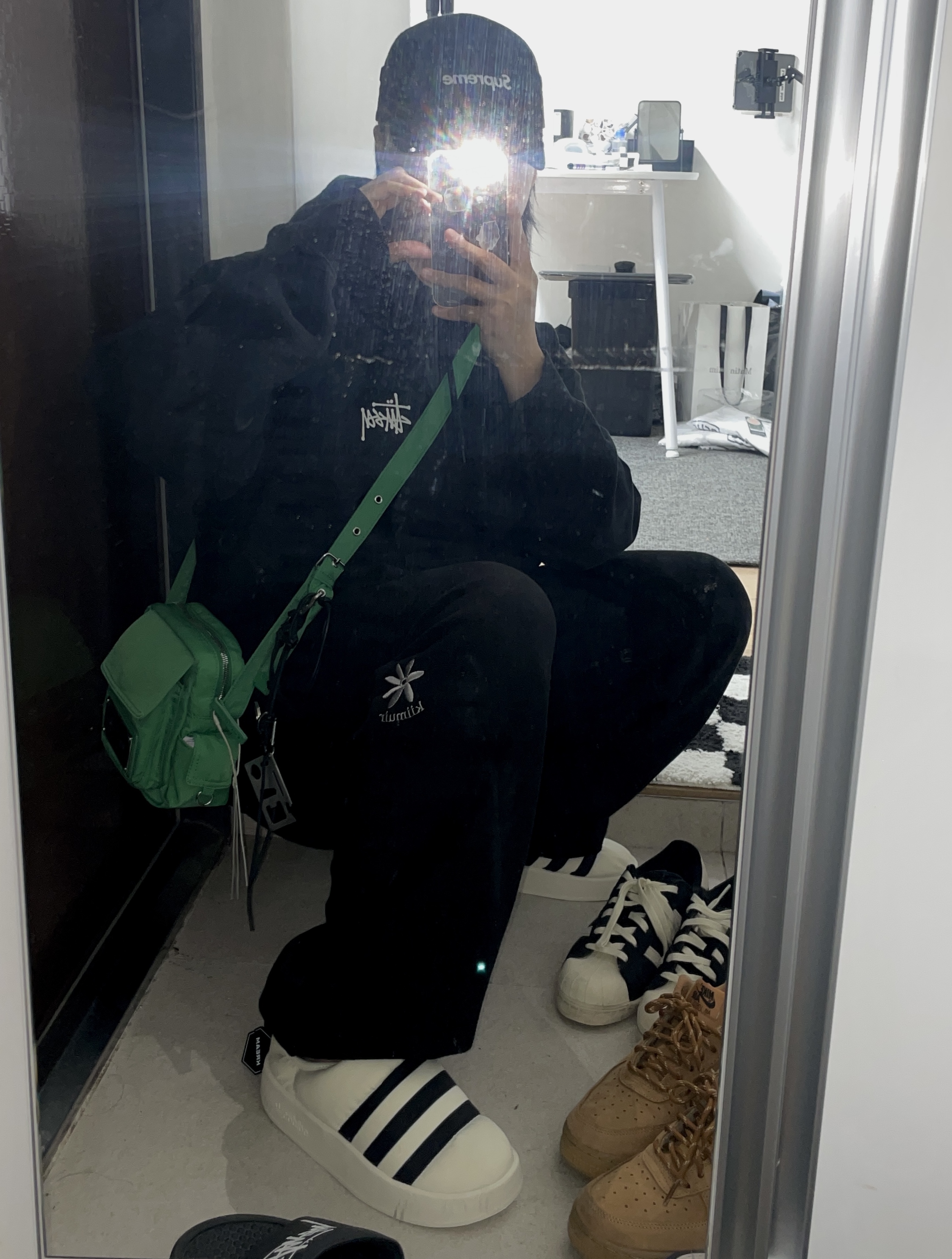 Matin Kim Cargo Cross Mini Bag Green, Adidas Puffylette Off White 착용 스타일 - 1