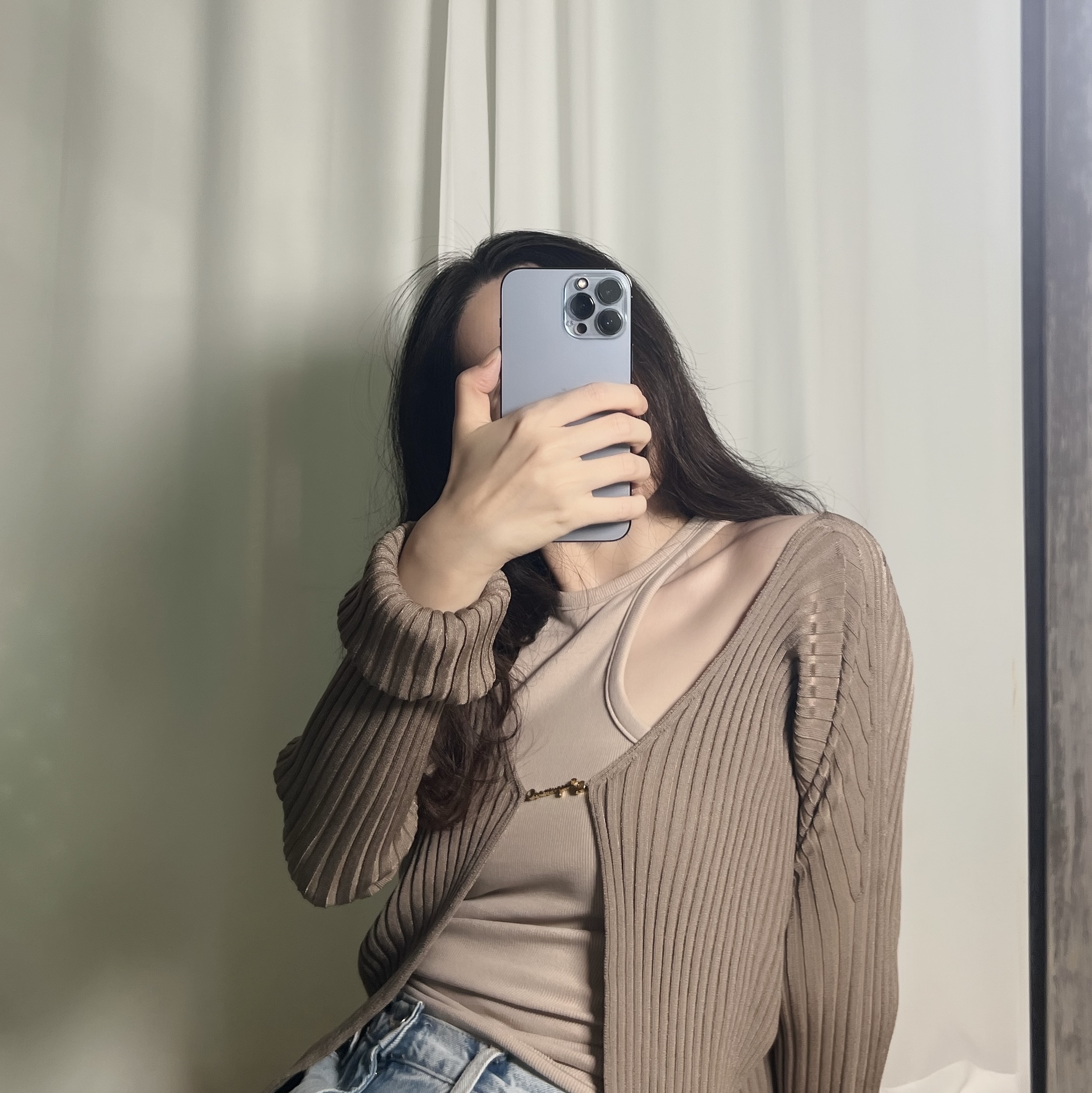 (W) Jacquemus La Maille Pralu Longue Seamless Charm Logo Cardigan Dark Beige 착용 스타일 - 2
