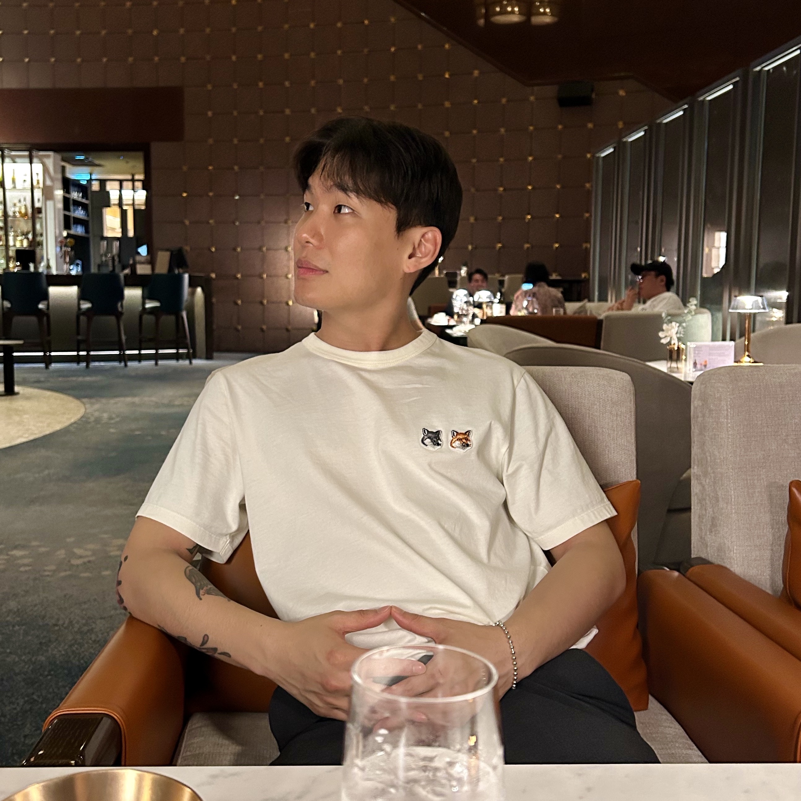 Maison Kitsune Double Fox Head Patch Classic T-Shirt Latte 착용 스타일
