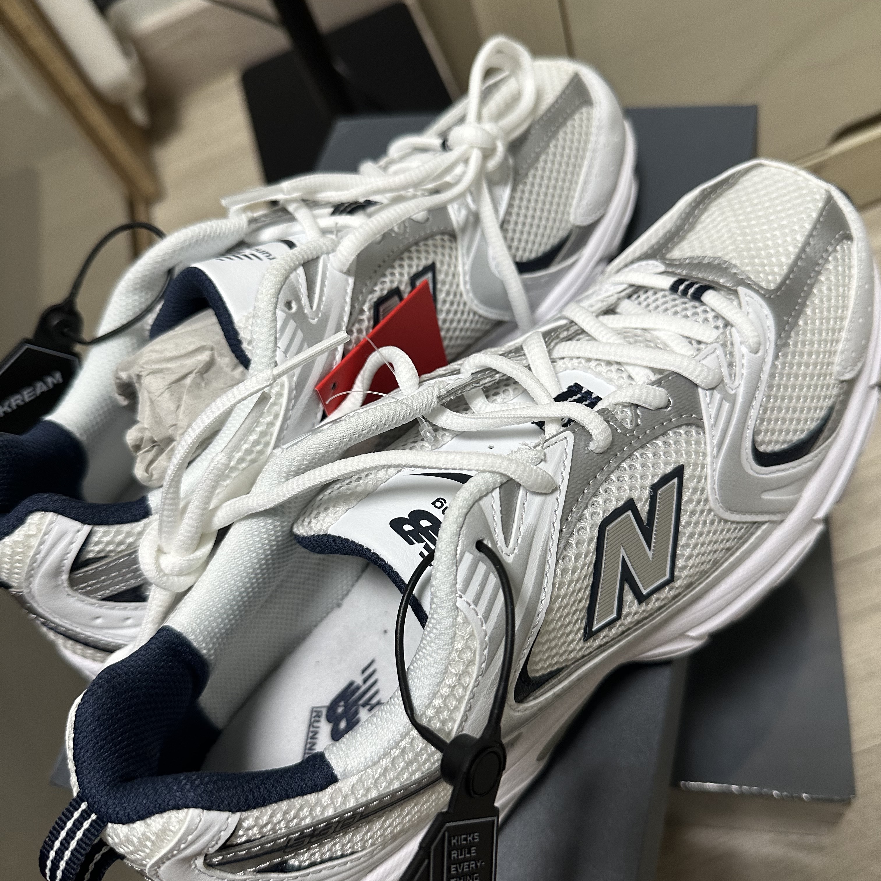 New Balance 530 White 착용 스타일