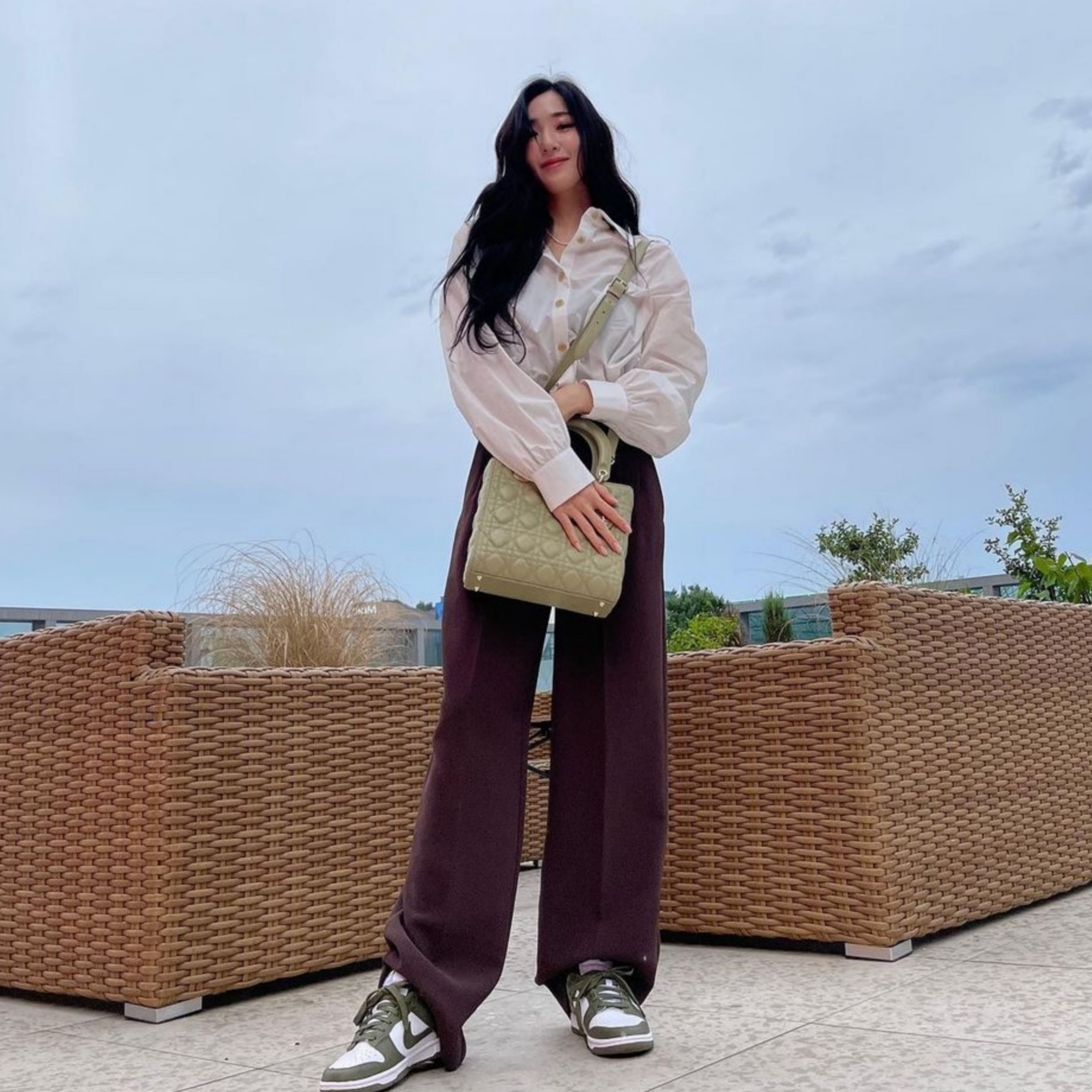 Dior Small Lady Bag My ABCDior Cannage Lambskin Ethereal Green, (W) Nike Dunk Low Medium Olive 착용 스타일 - 4