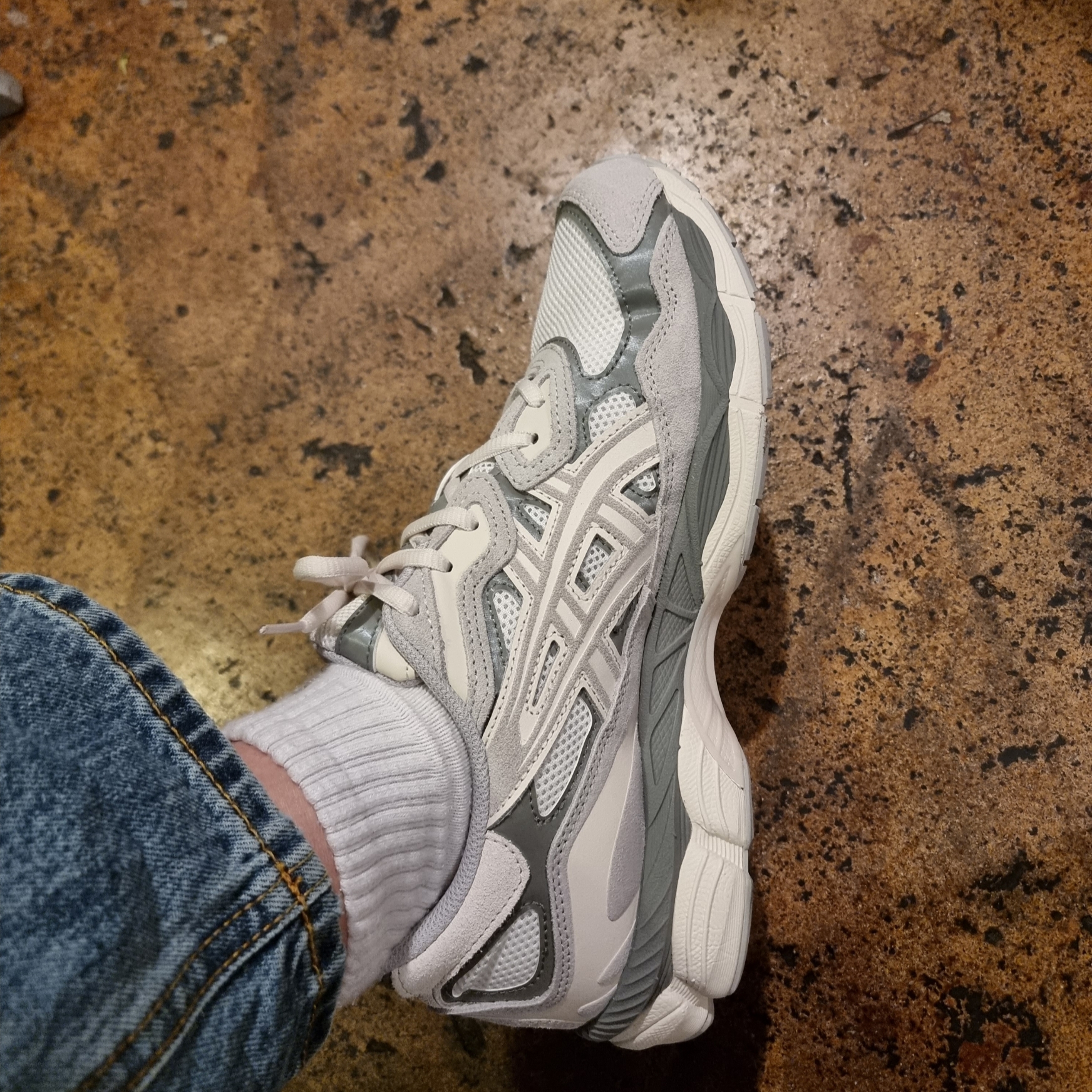 Asics Gel-NYC Cream Oyster Grey 착용 스타일