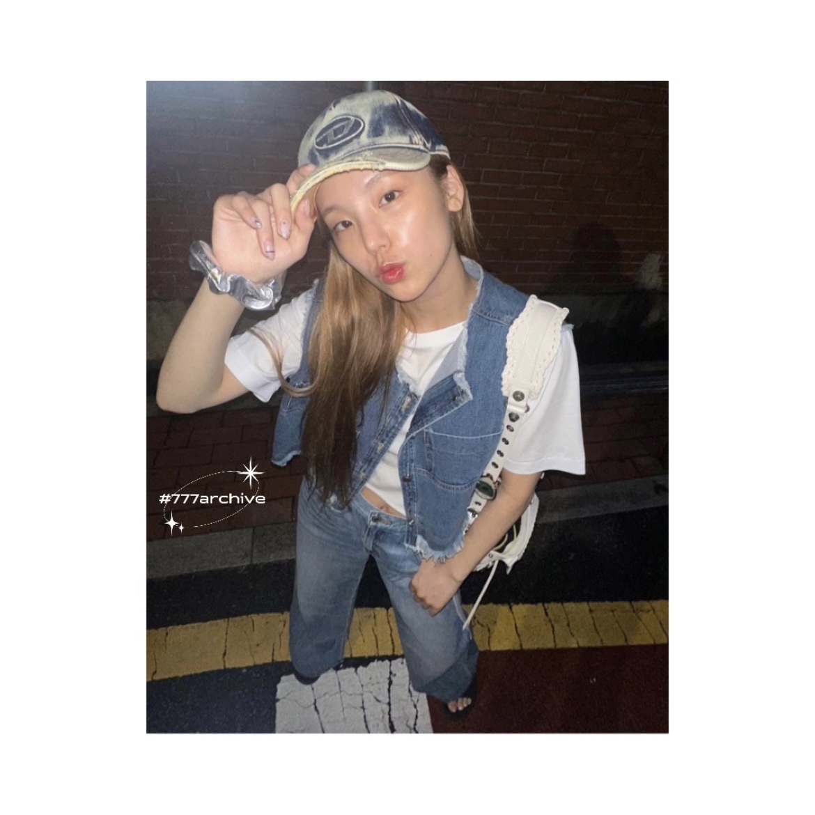Diesel C-Seymon Treated Denim Baseball Cap Blue White, Balenciaga Le Cagole Small Shoulder Bag White 착용 스타일 - 3