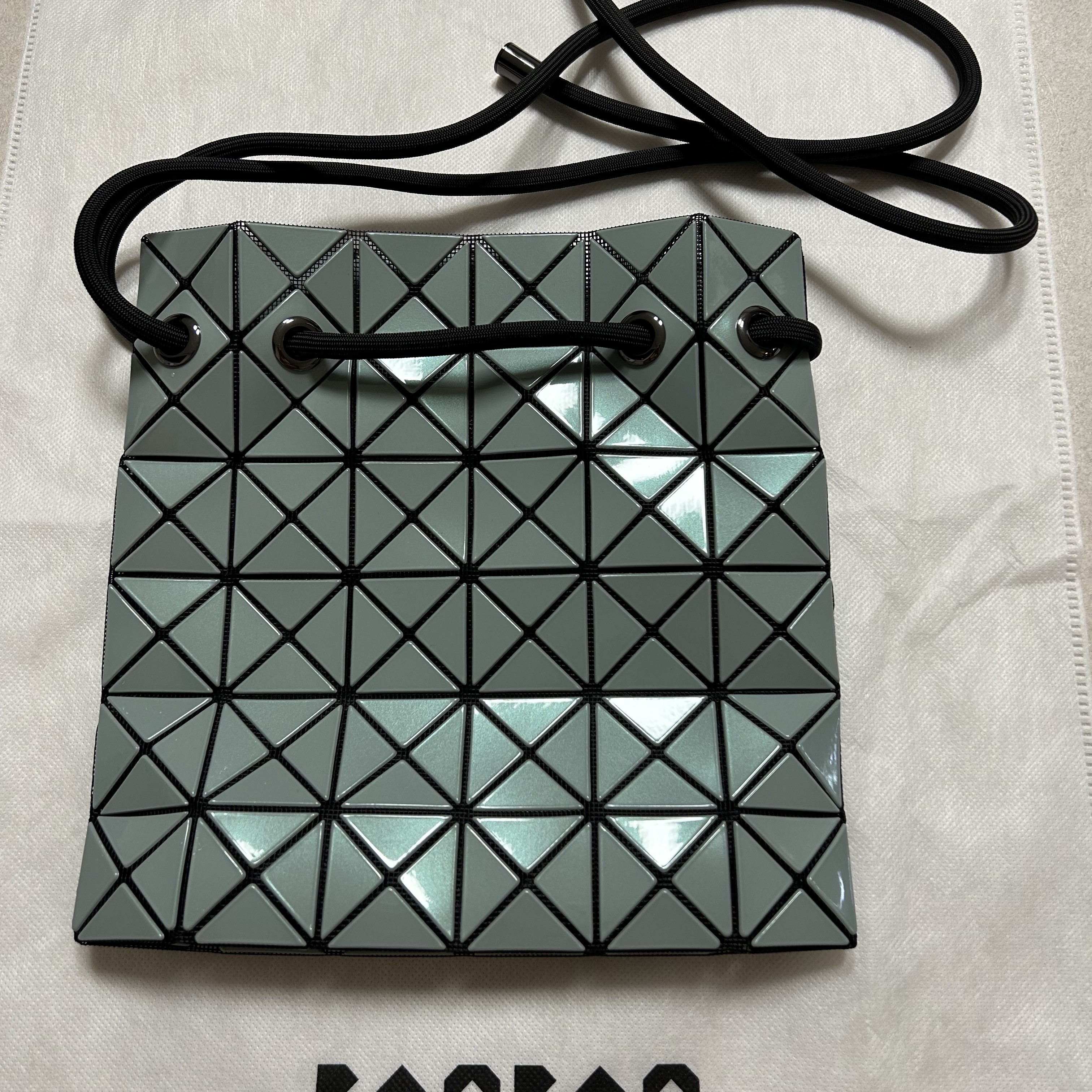 Bao Bao Issey Miyake Wring Metallic Shoulder Bag Ash Green 착용 스타일