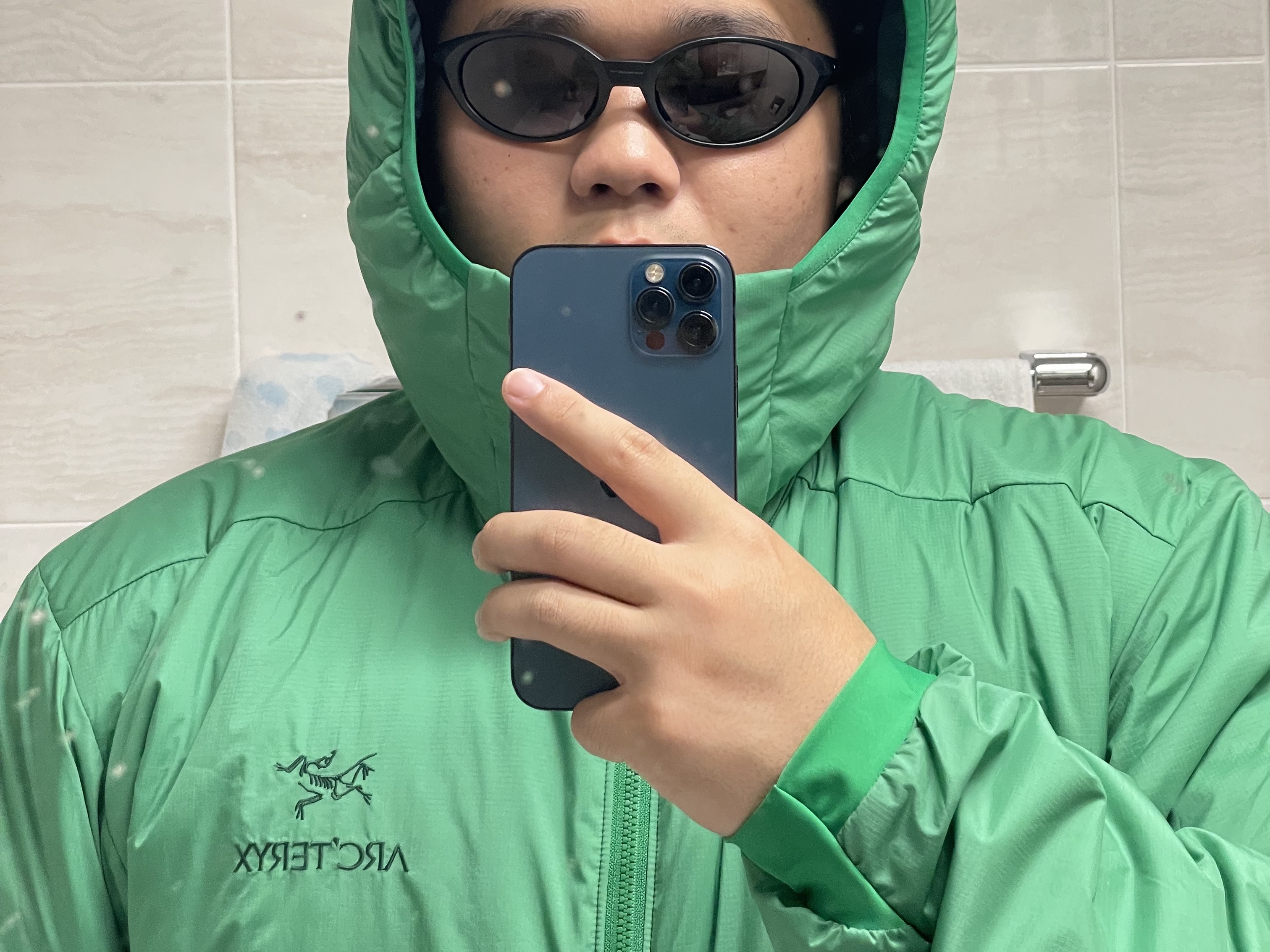 Arc'teryx Atom LT Hoody Jungle, Oakley Eye Jacket Redux Matte Black Frame Prizm Grey Lenses High Bridge Fit 착용 스타일