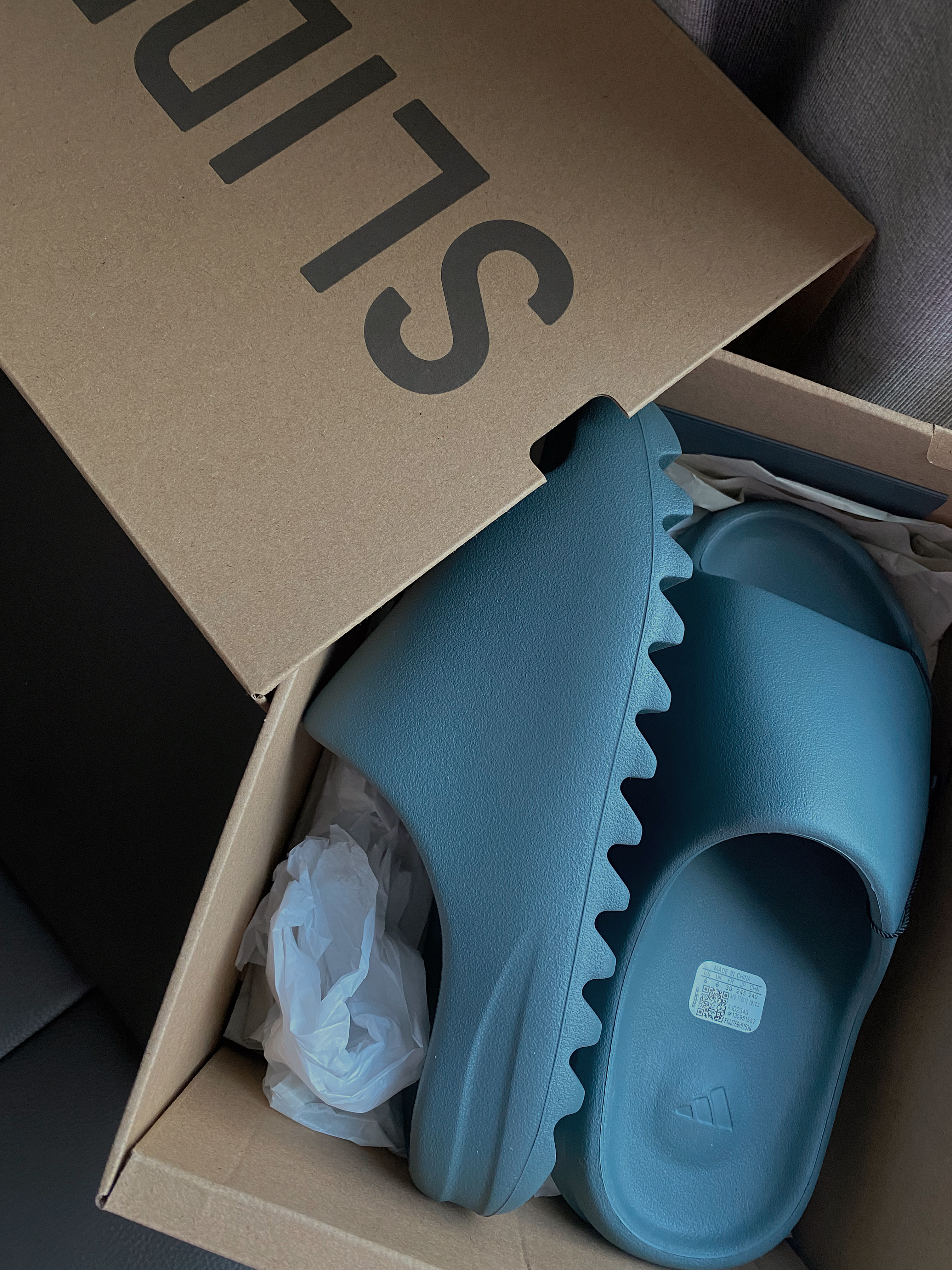Adidas Yeezy Slide Slate Marine 착용 스타일