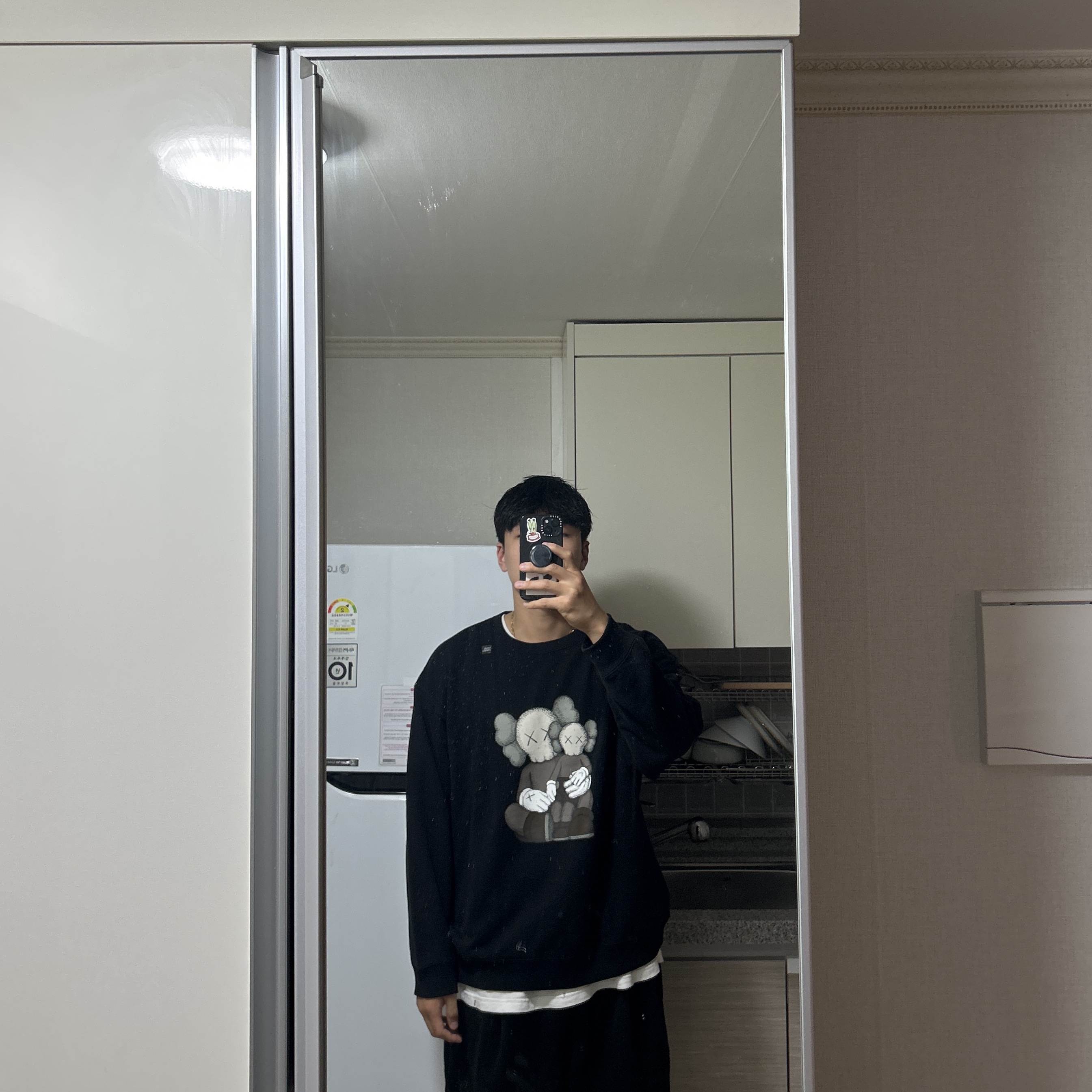 Uniqlo UT x Kaws Long Sleeve Sweatshirt Black 착용 스타일