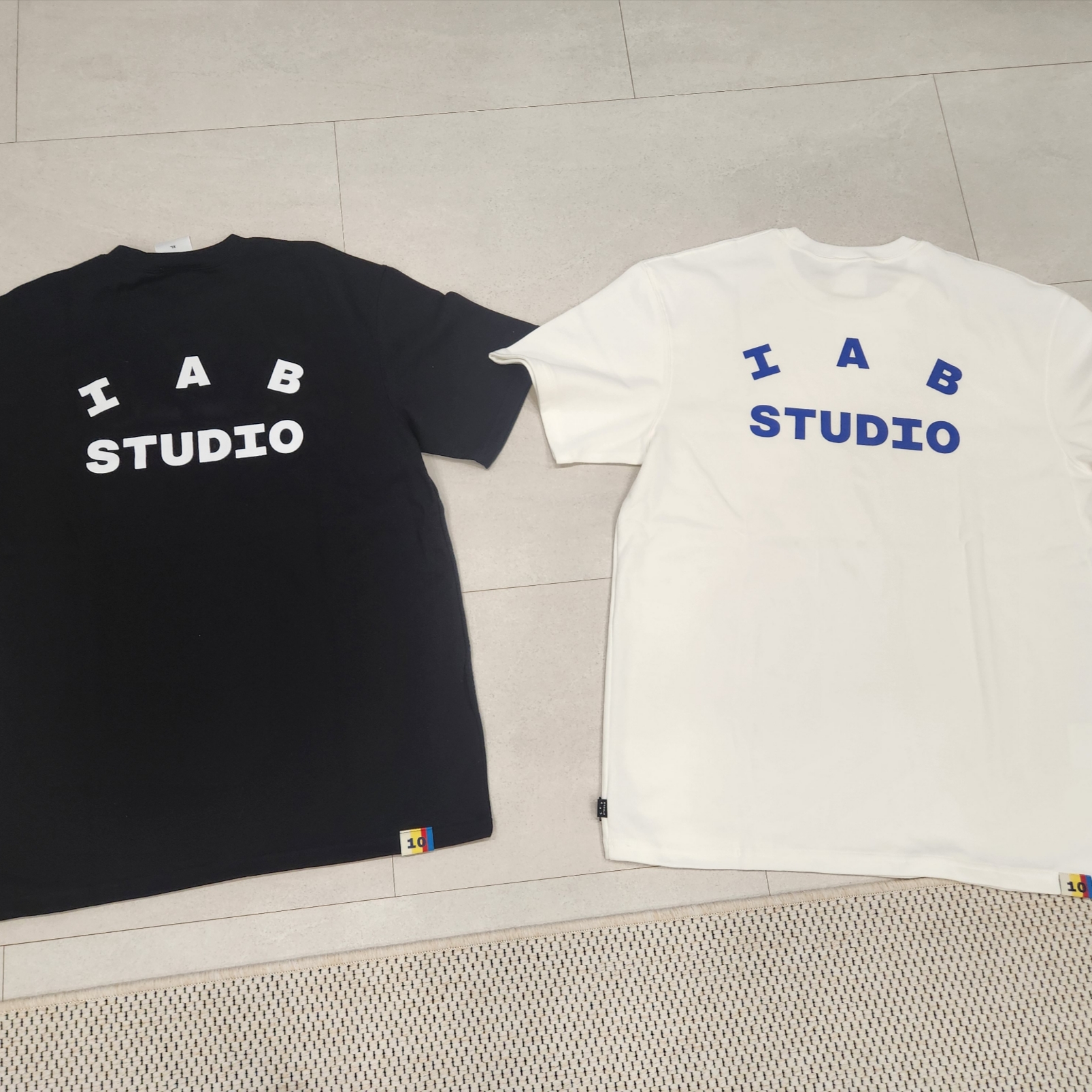 IAB Studio 10th Anniversary T-Shirts Pack White & Black (2 Pack) 착용 스타일 - 2
