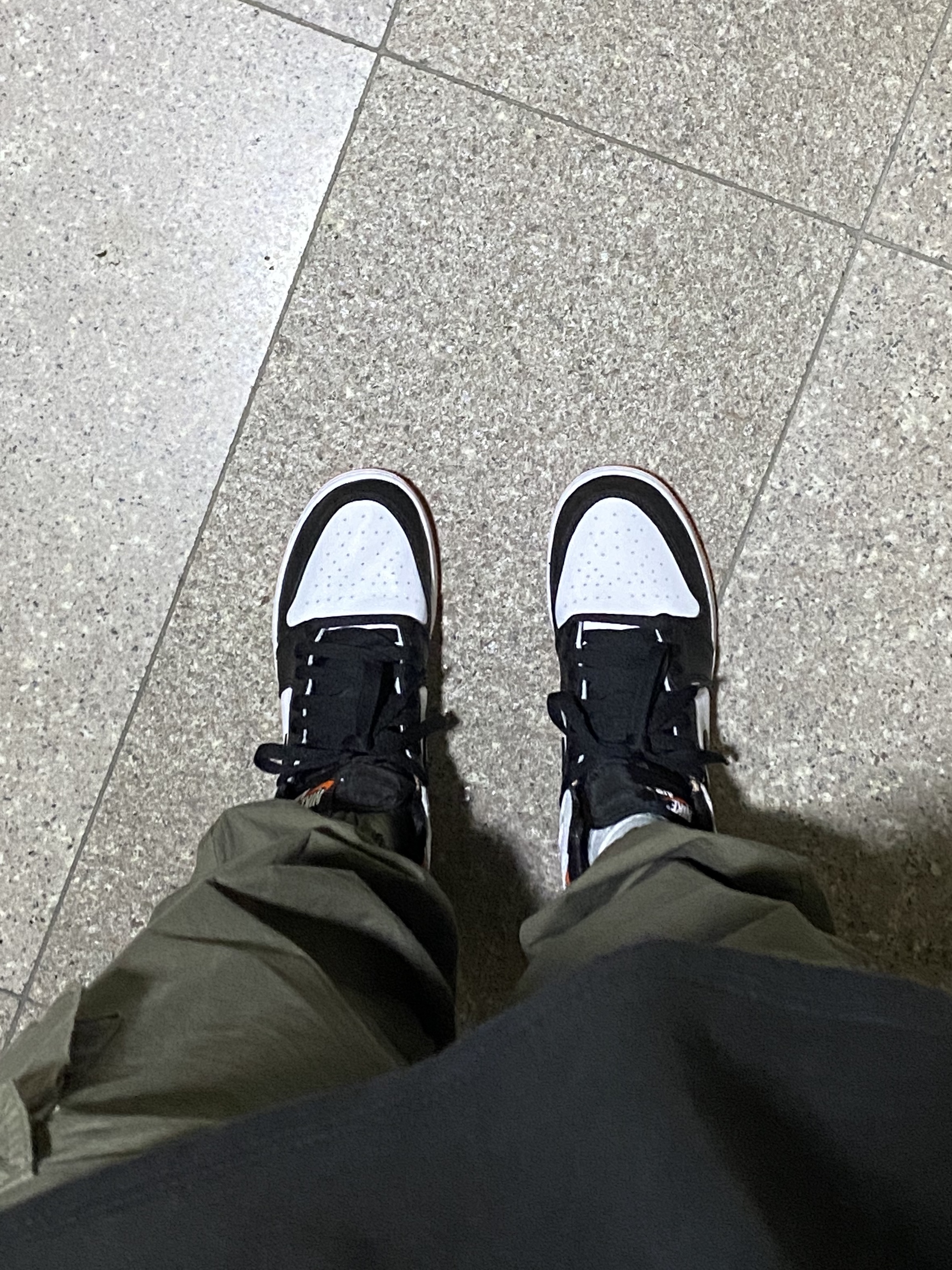 (GS) Jordan 1 Retro High OG Electro Orange 착용 스타일 - 2