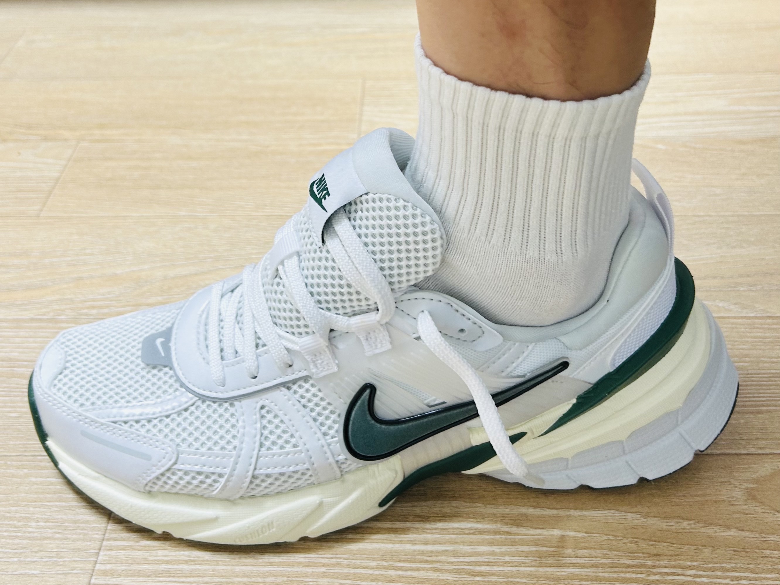 Nike V2K Run White Fir 착용 스타일