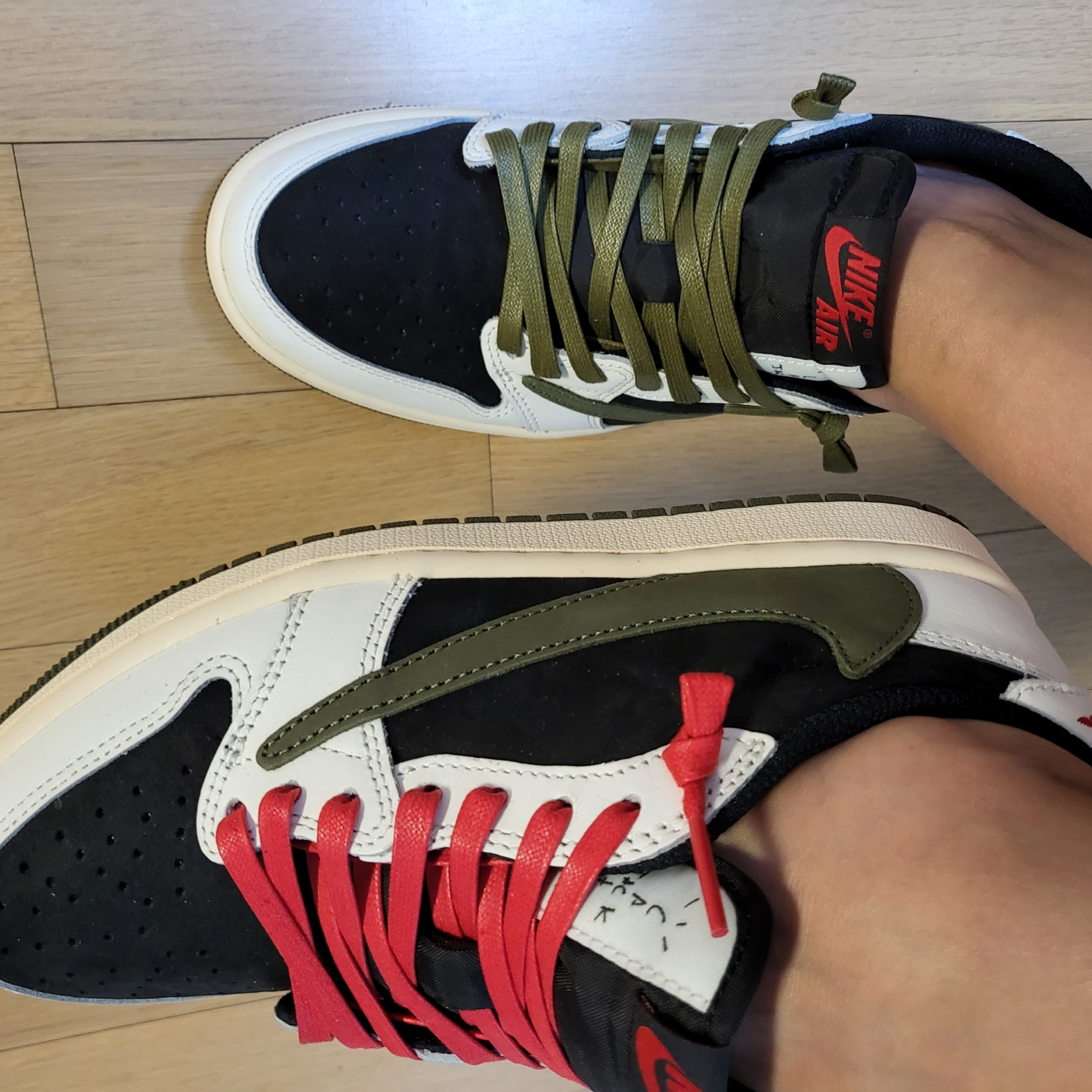 (W) Jordan 1 x Travis Scott Retro Low OG SP Medium Olive 착용 스타일 - 2