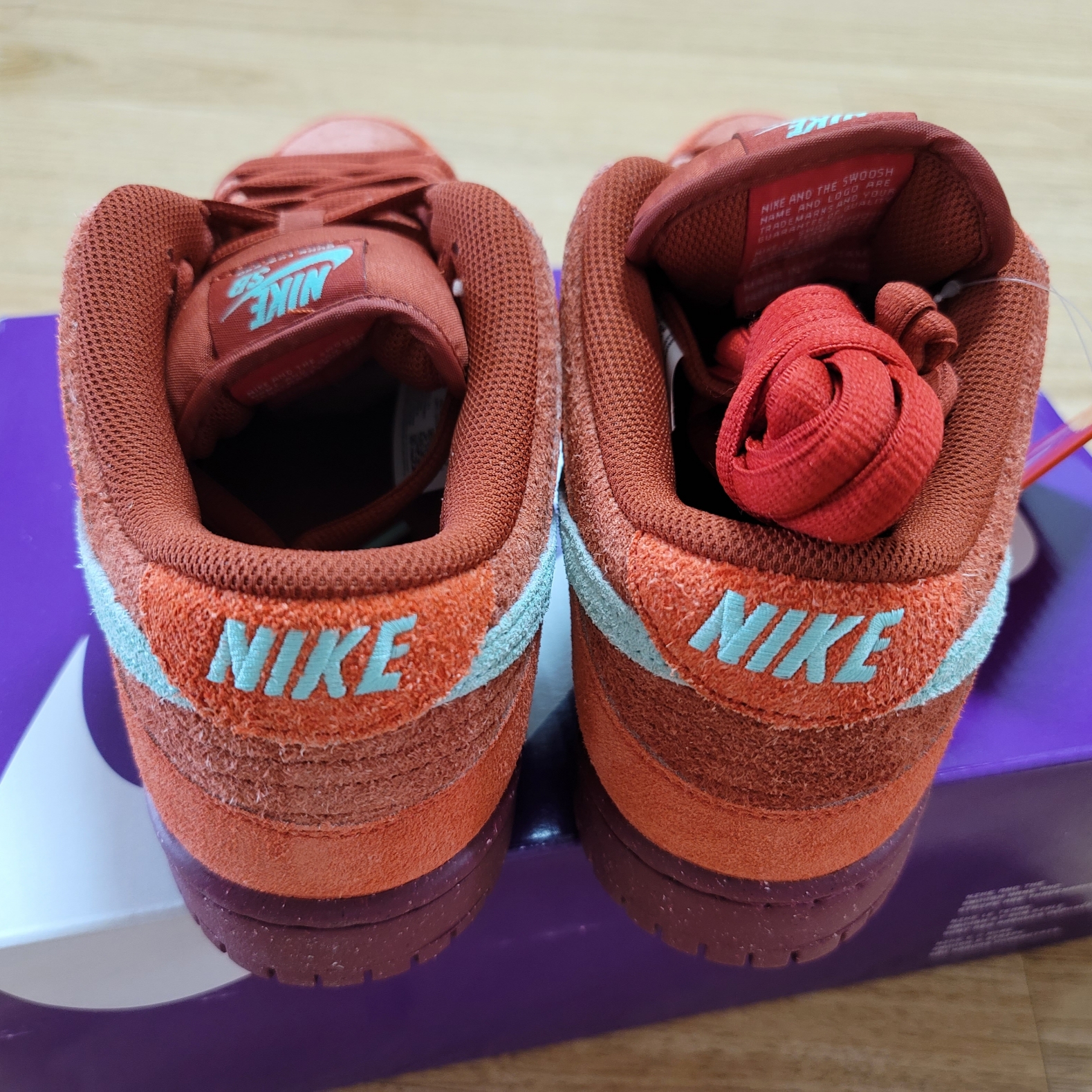 Nike SB Dunk Low Pro Premium Mystic Red and Rosewood 착용 스타일 - 2