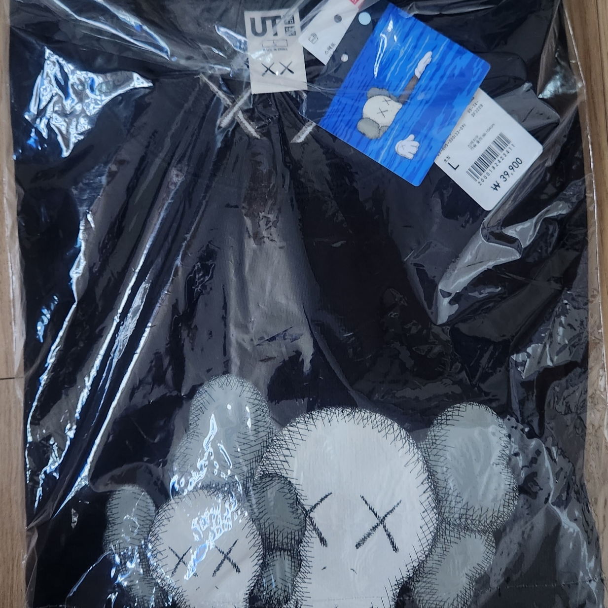 Uniqlo UT x Kaws Long Sleeve Sweatshirt Black 착용 스타일