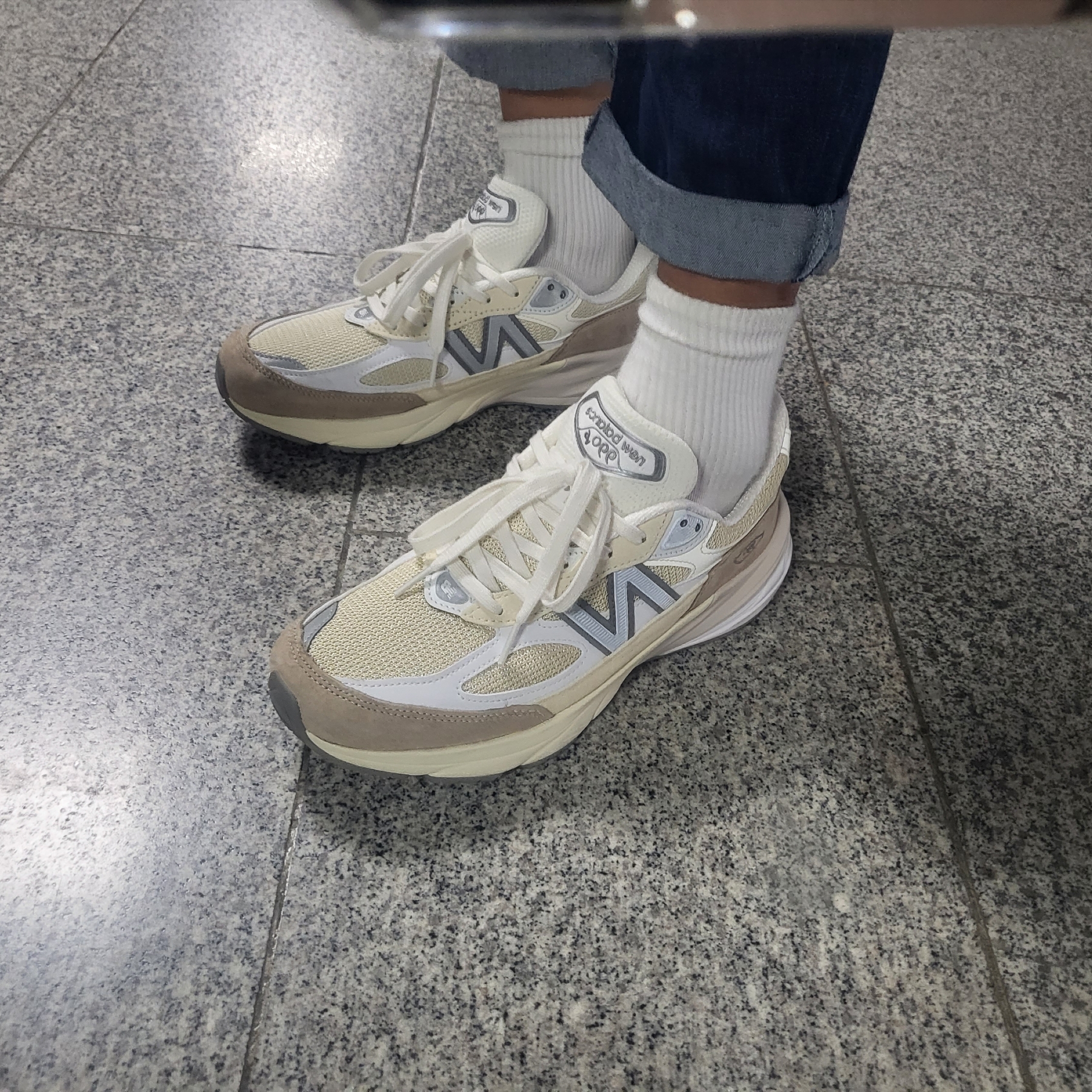 New Balance 990v6 Made in USA Cream Mindful Grey 착용 스타일 - 1