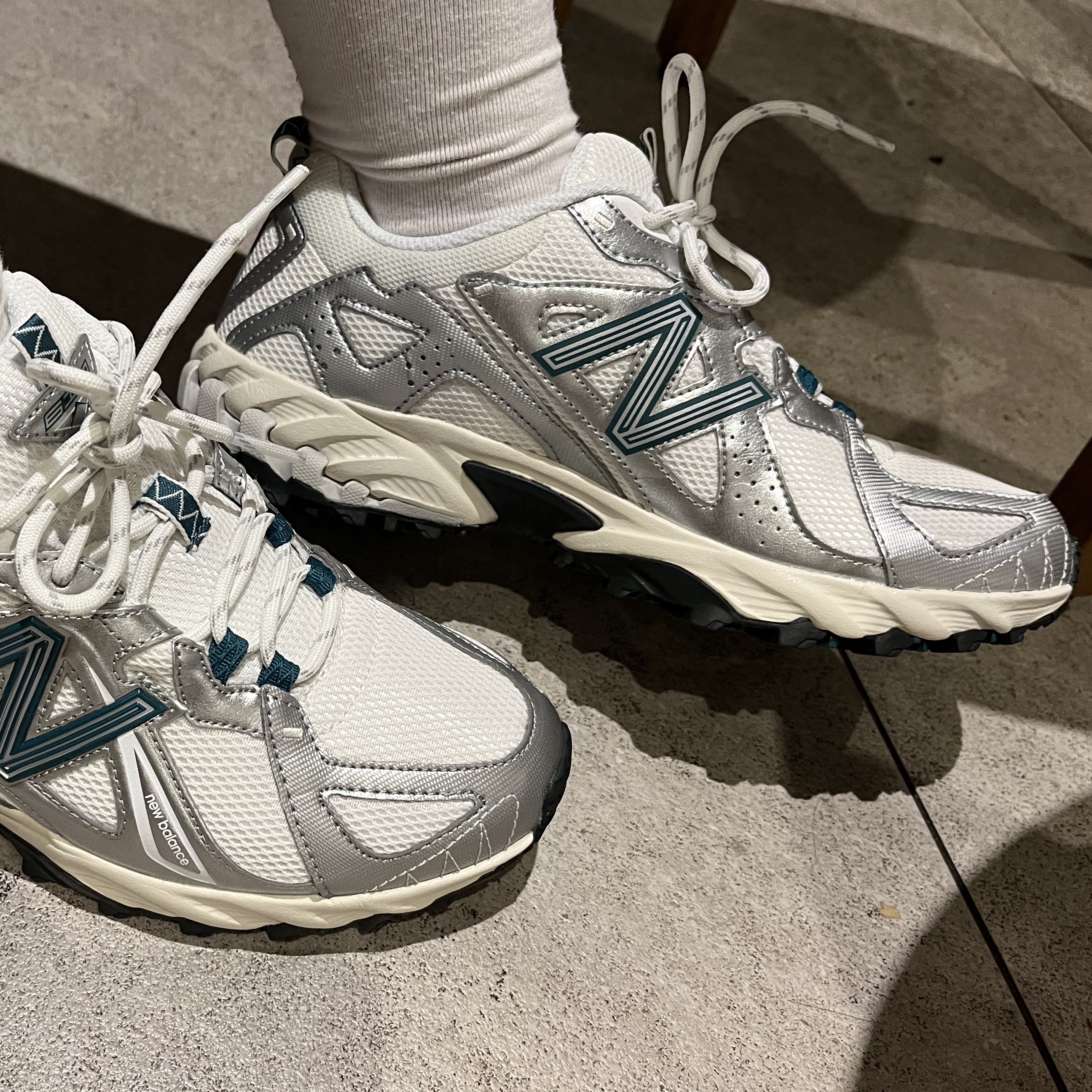 New Balance ML610T Metallic Silver - D Standard 착용 스타일