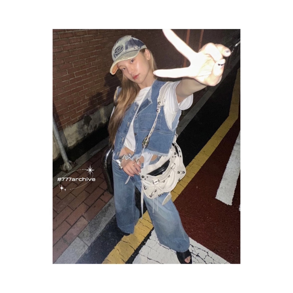 Diesel C-Seymon Treated Denim Baseball Cap Blue White, Balenciaga Le Cagole Small Shoulder Bag White 착용 스타일 - 2