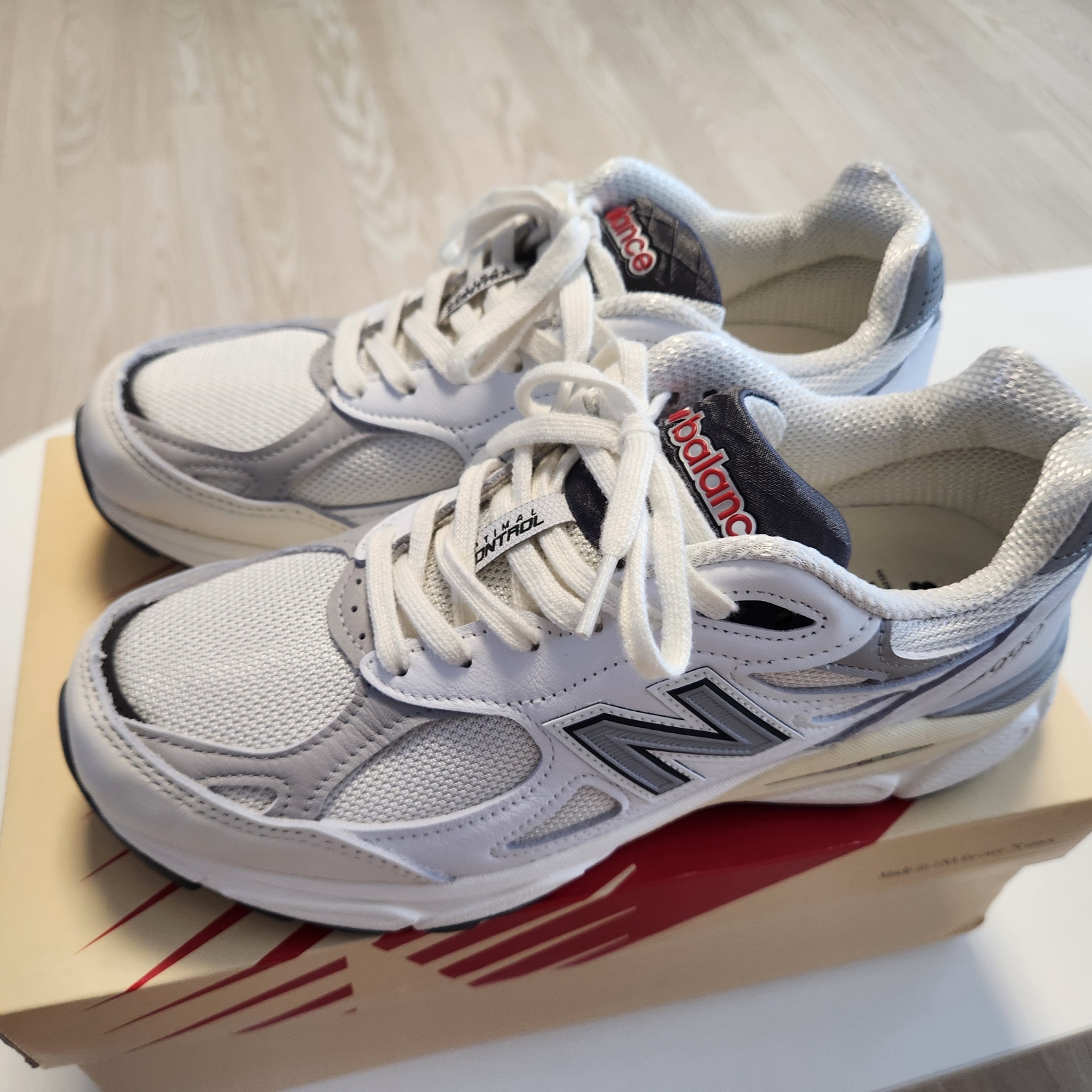 New Balance 990v3 Made in USA Sea Salt 착용 스타일 - 1